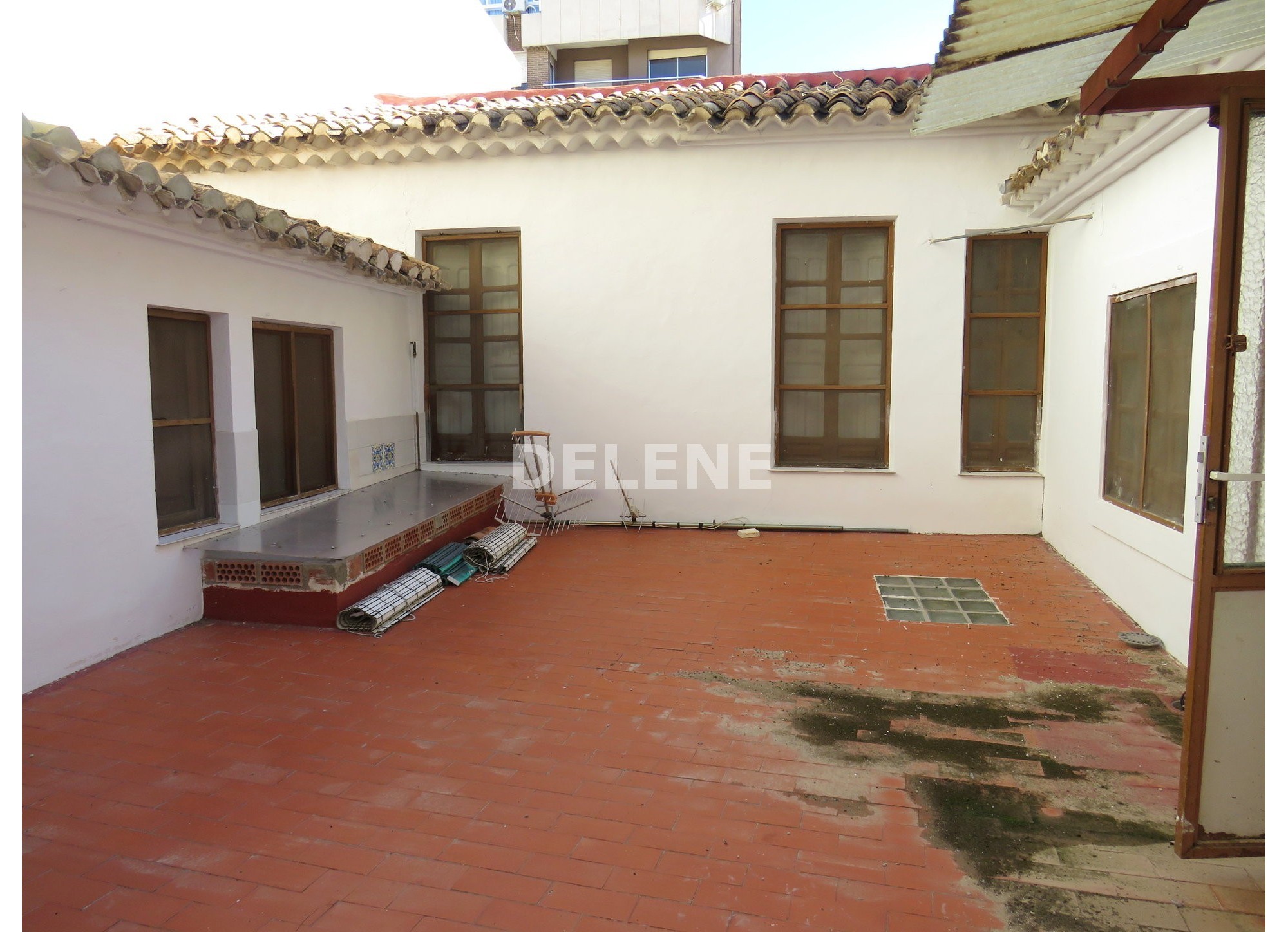 1730 PISO CON PATIO EN LA AVENIDA DE LA LIBERTAD