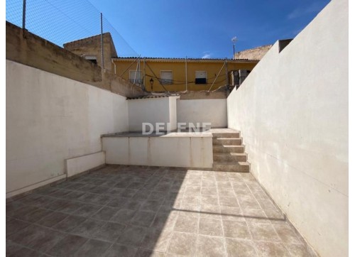 2385 CASA CON PATIO, PRÓXIMA A BAR A JD