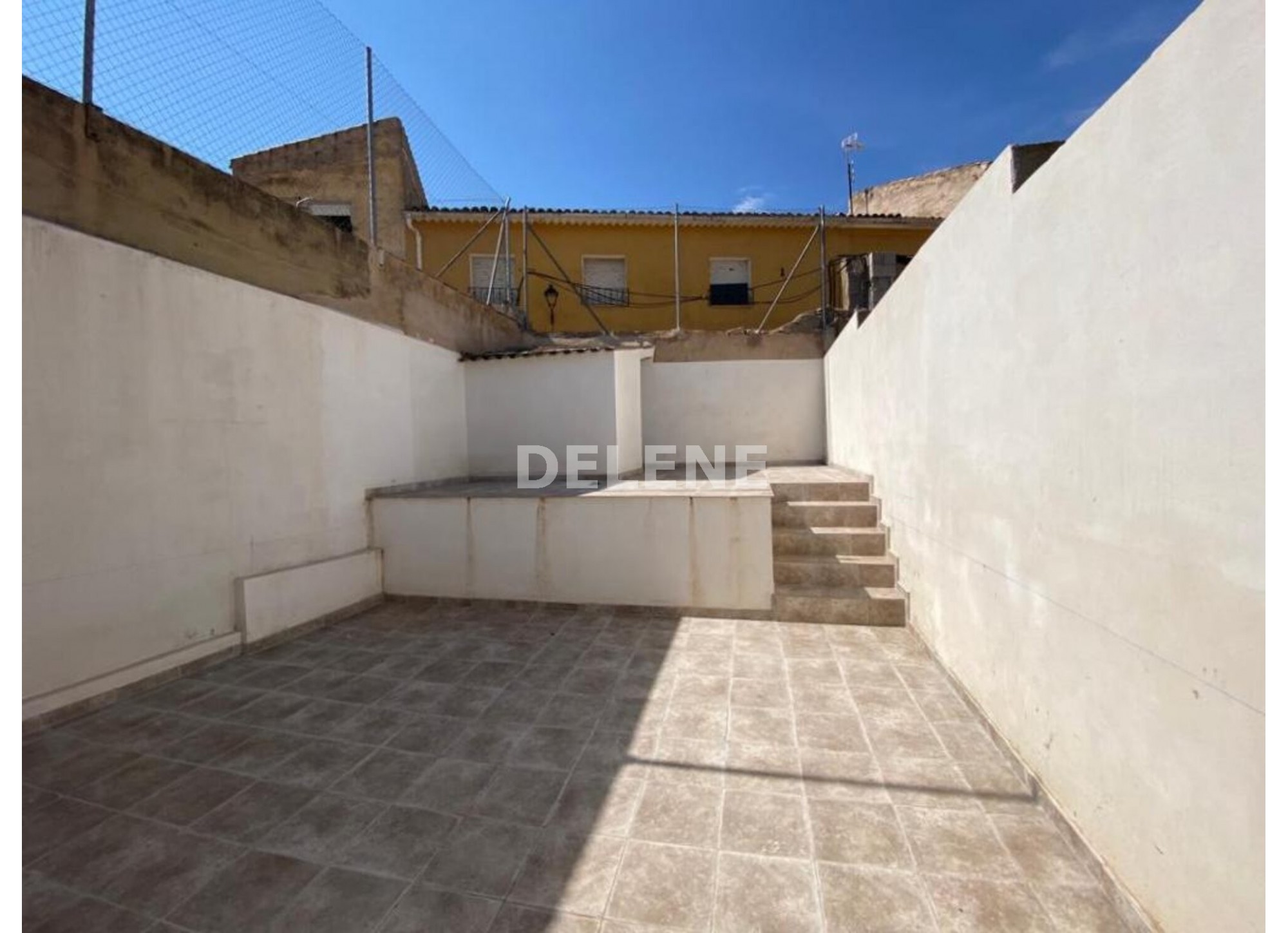 2385 CASA CON PATIO, PRÓXIMA A BAR A JD