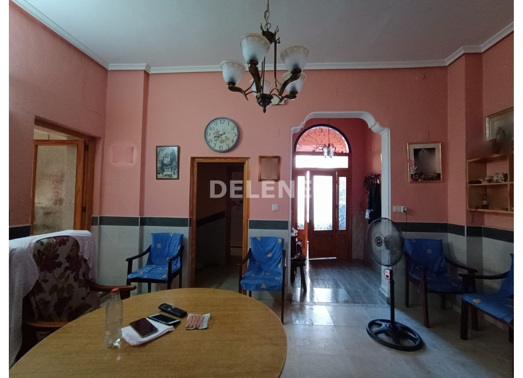 2507 CASA DE 400M2 CON PATIO, PRÓXIMA A IGLESIA DE LA ASUNCIÓN