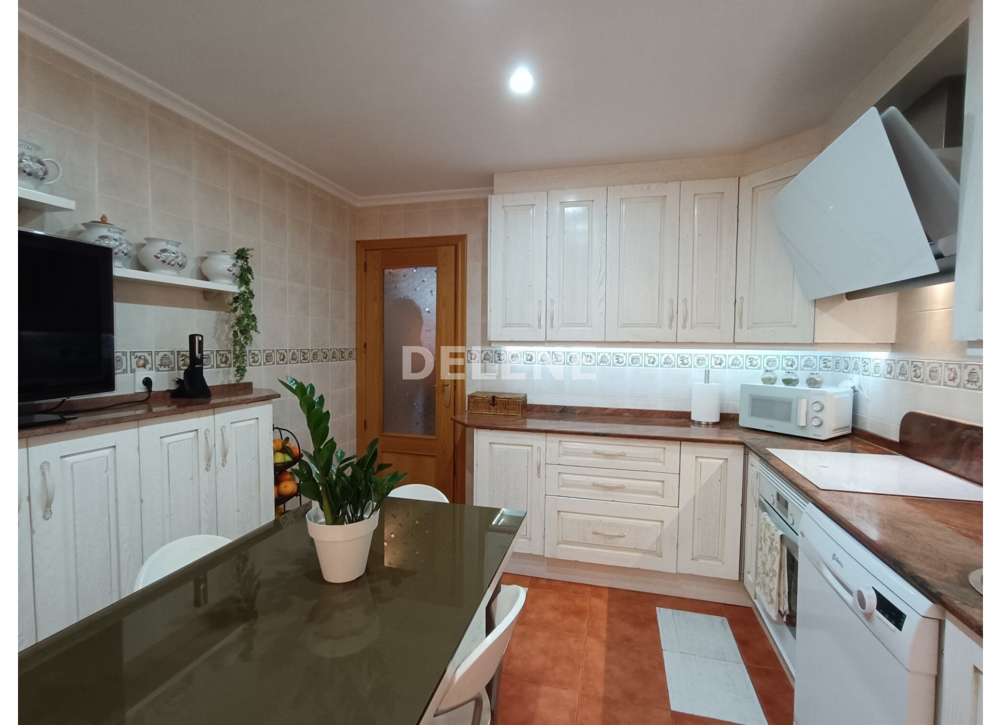 2615 ADOSADO CON PATIO Y GARAJE, PRÓXIMO A I.E.S. IZPISÚA BELMONTE