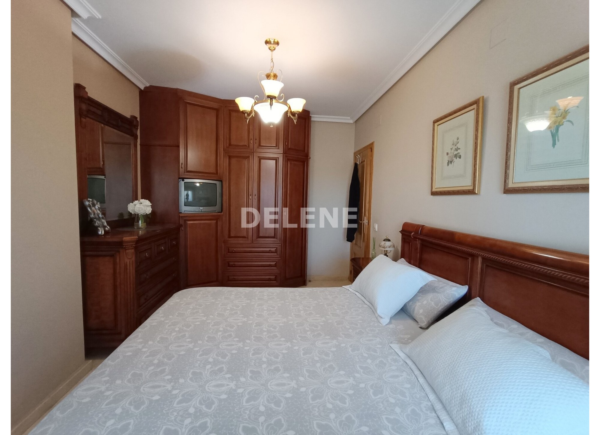 2615 ADOSADO CON PATIO Y GARAJE, PRÓXIMO A I.E.S. IZPISÚA BELMONTE