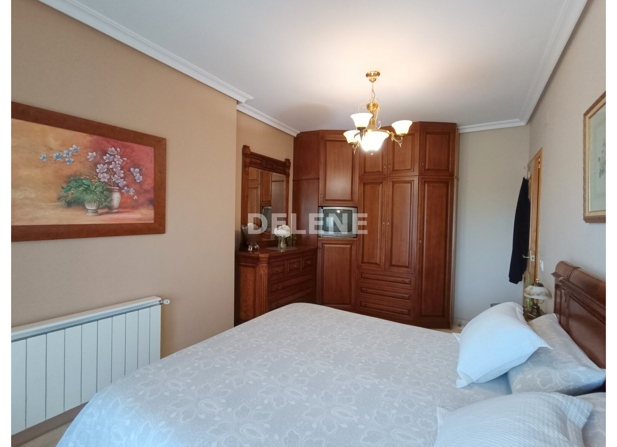 2615 ADOSADO CON PATIO Y GARAJE, PRÓXIMO A I.E.S. IZPISÚA BELMONTE