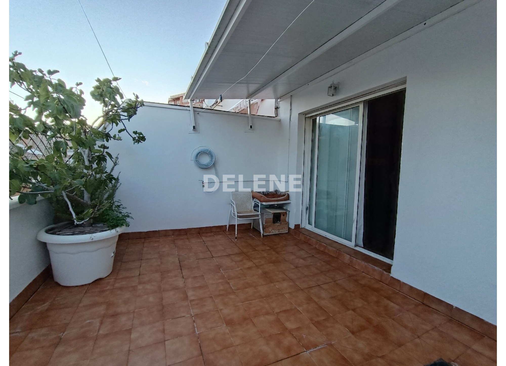 2680 PISO DÚPLEX CON GARAJE Y TERRAZA, ZONA HIGUERICAS