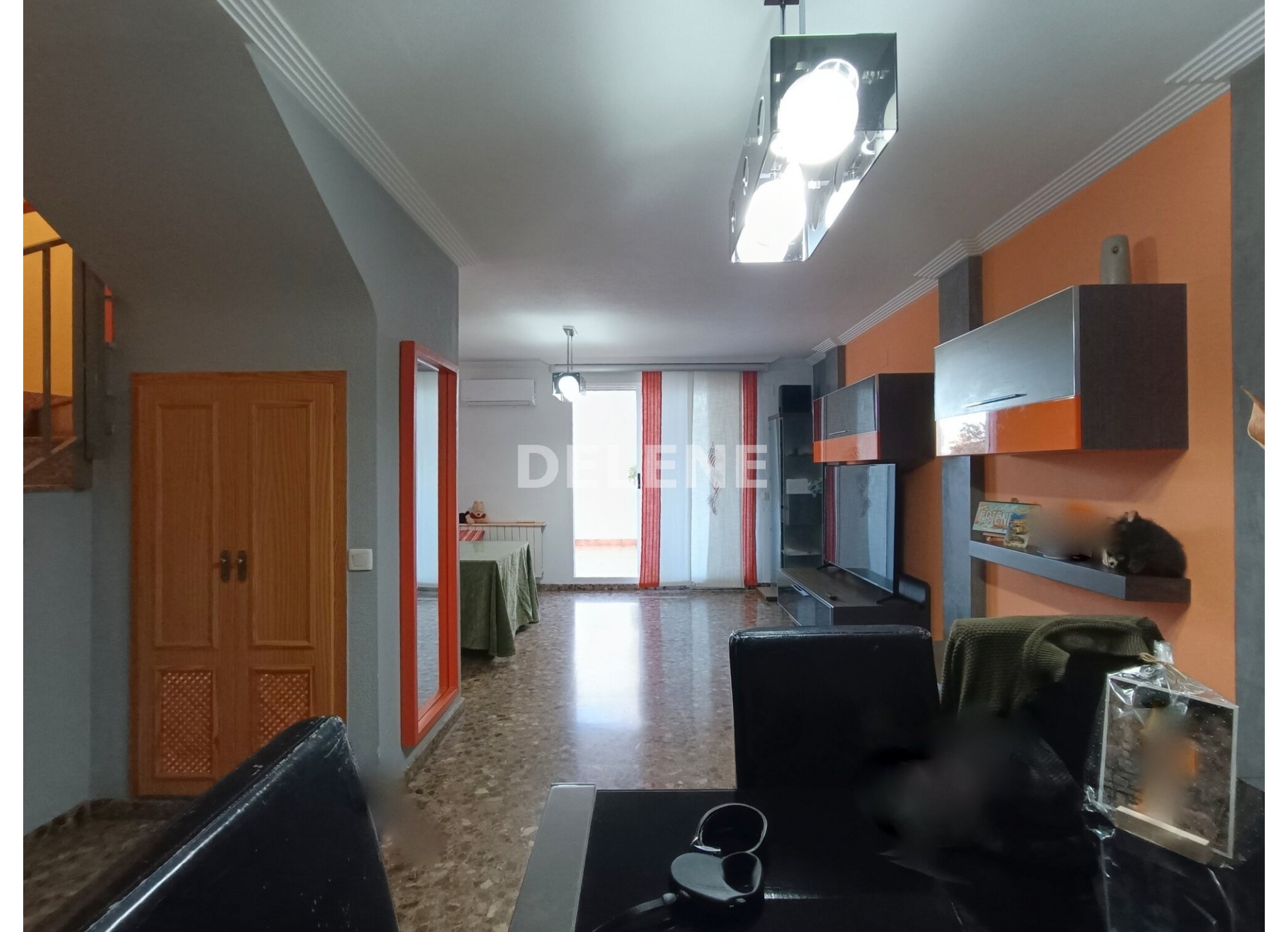 2680 PISO DÚPLEX CON GARAJE Y TERRAZA, ZONA HIGUERICAS