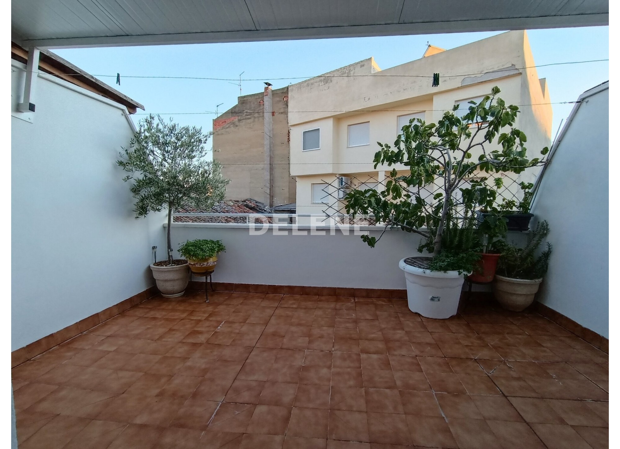 2680 PISO DÚPLEX CON GARAJE Y TERRAZA, ZONA HIGUERICAS