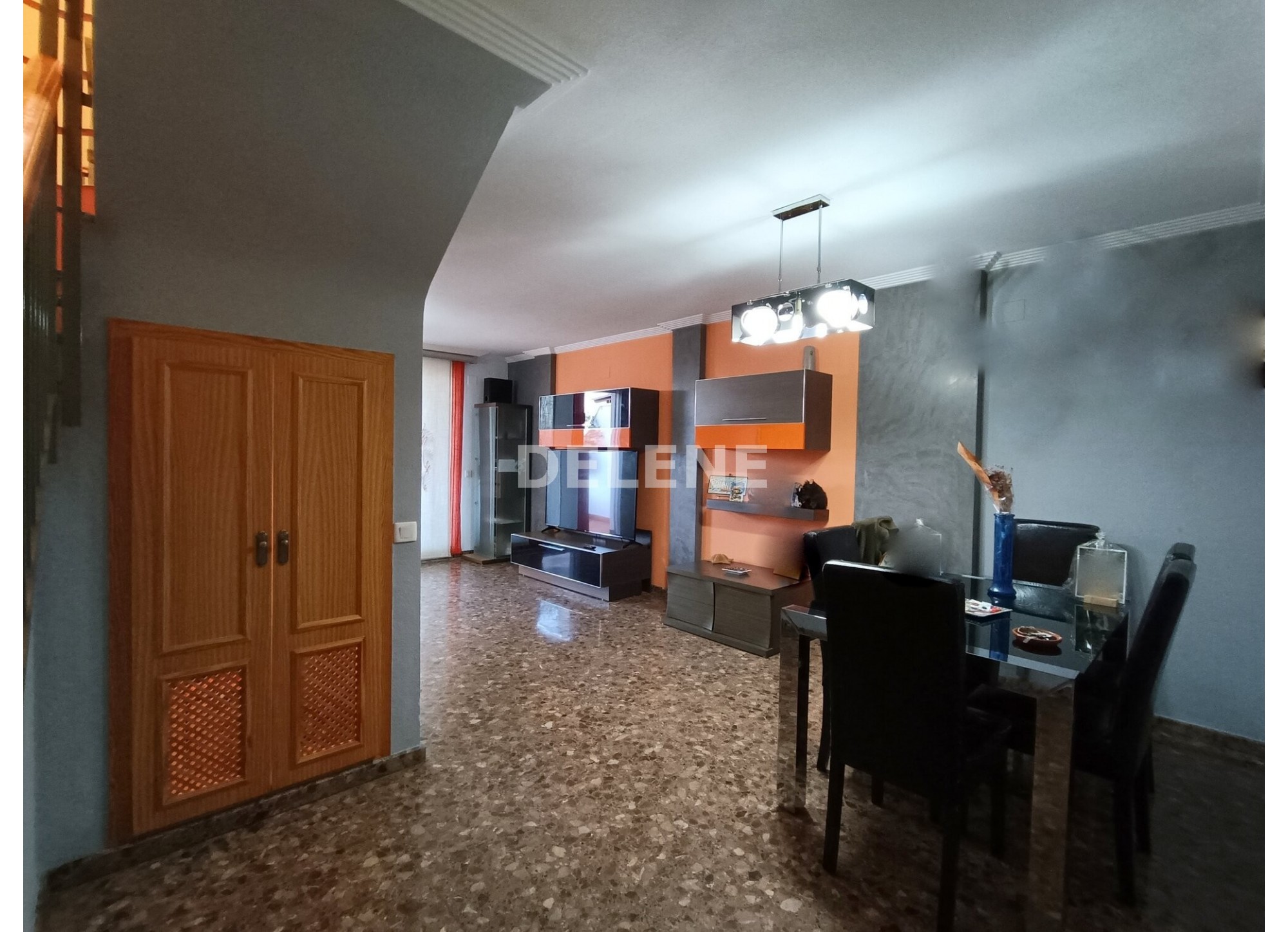 2680 PISO DÚPLEX CON GARAJE Y TERRAZA, ZONA HIGUERICAS