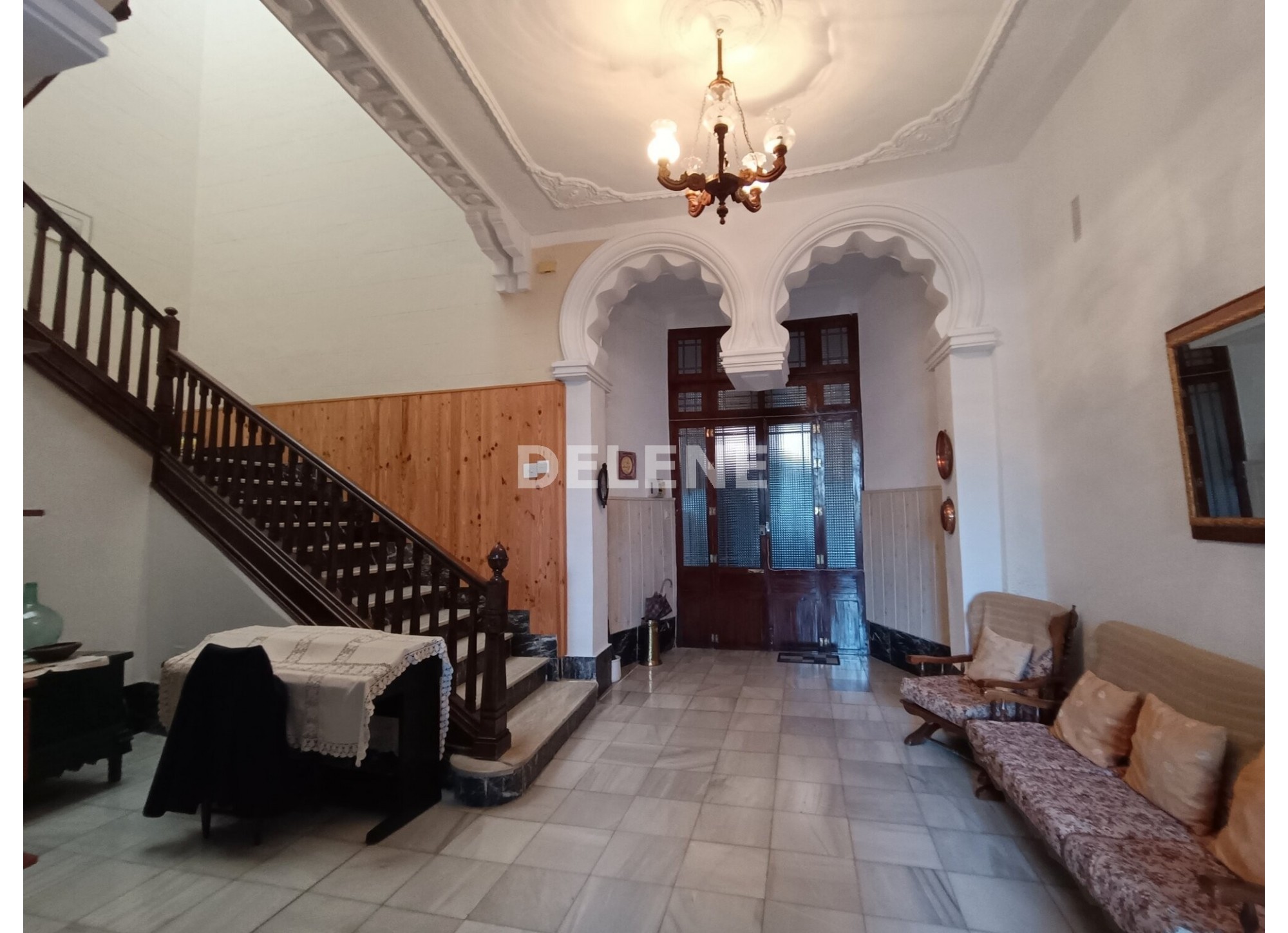 2696 CASA ESTILO SEÑORIAL DE 250M2, PRÓXIMA A PLAZA SANTA ANA