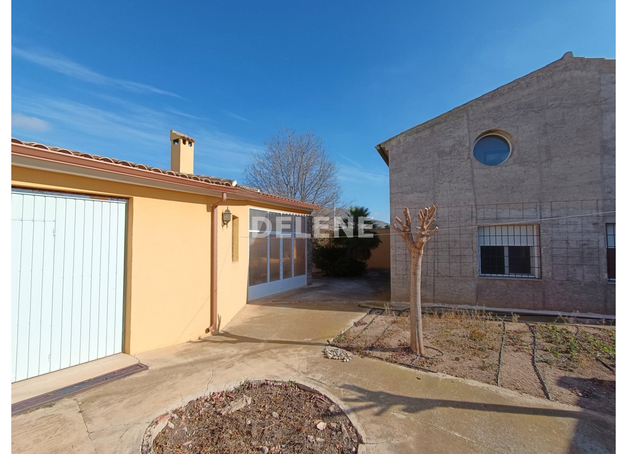 2733 CASA DE CAMPO CON PATIO Y TERRENO EN SIERRA