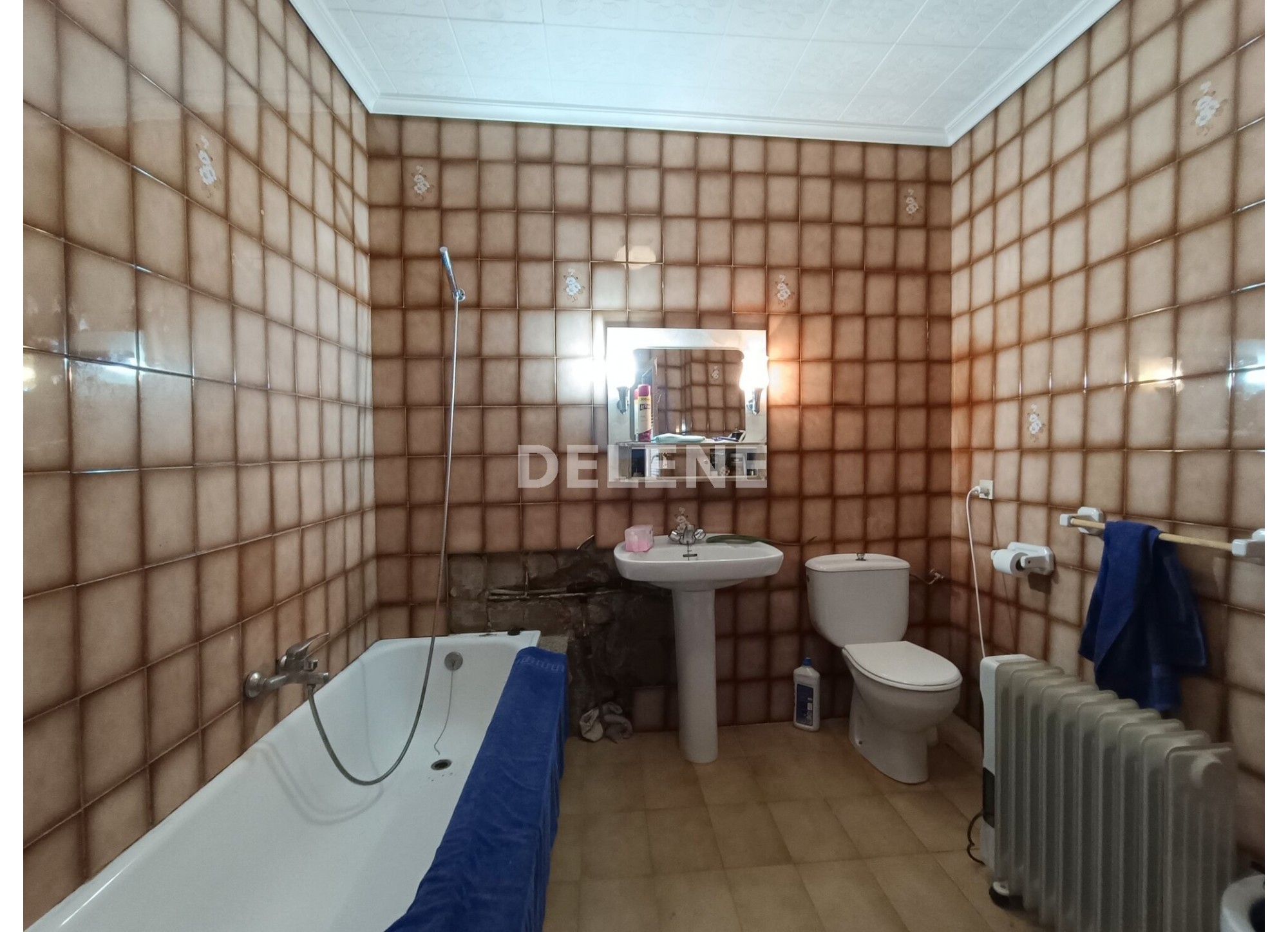 2744 CASA PRÓXIMA A CALLE ERAS