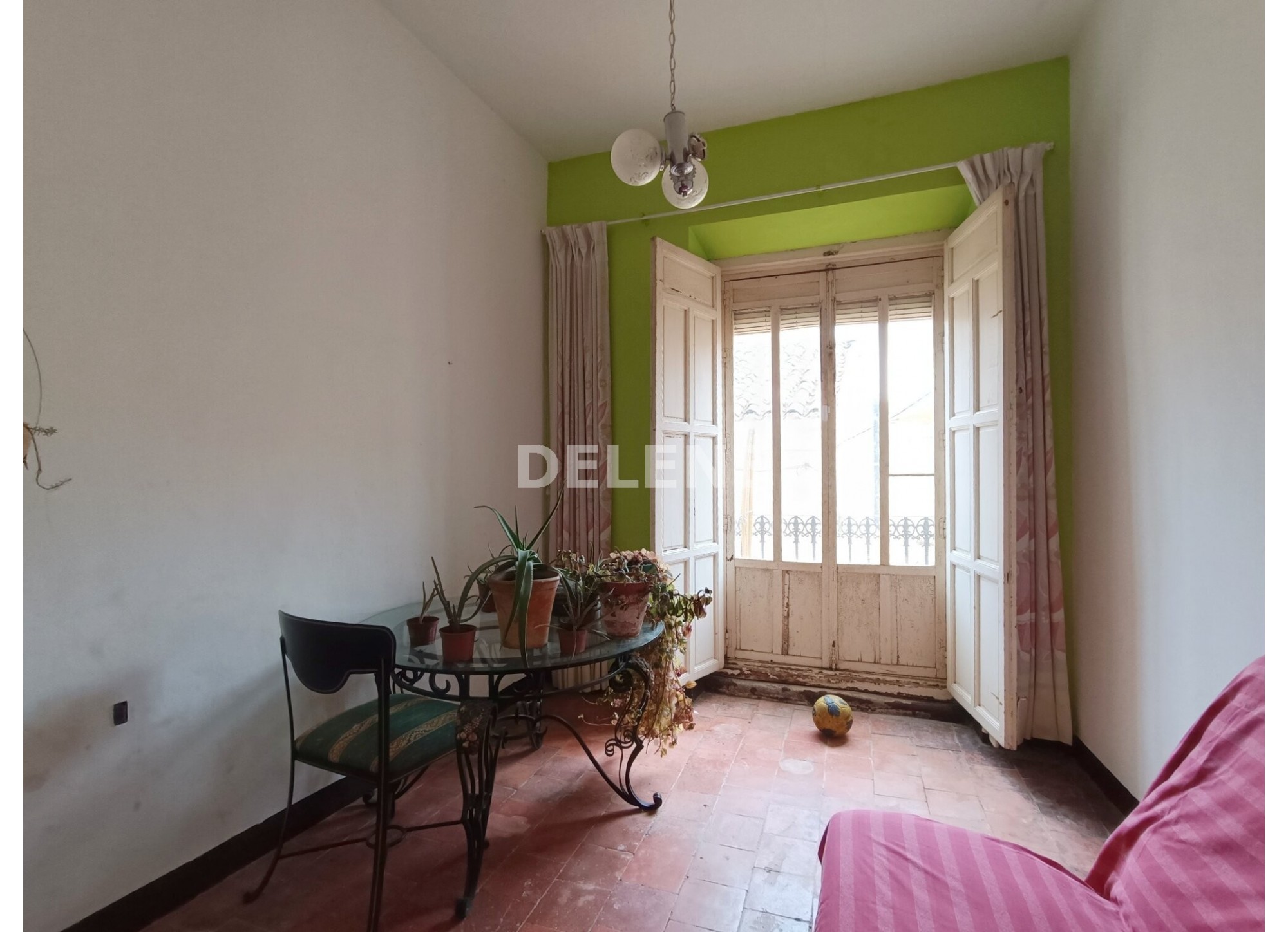 2744 CASA PRÓXIMA A CALLE ERAS