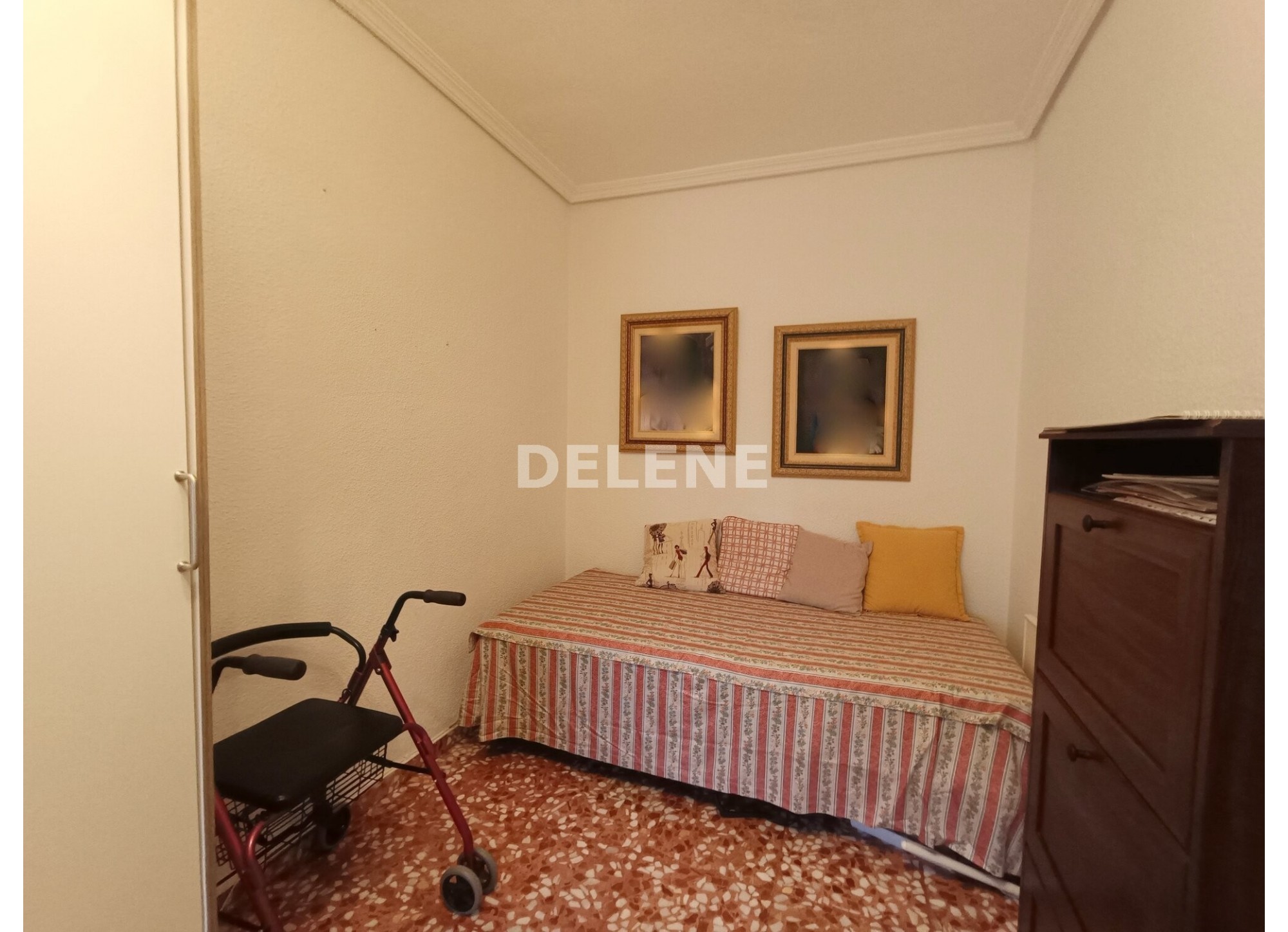 2767 ADOSADO CON PATIO Y PLAZA DE GARAJE, PRÓXIMO A HOSPITAL