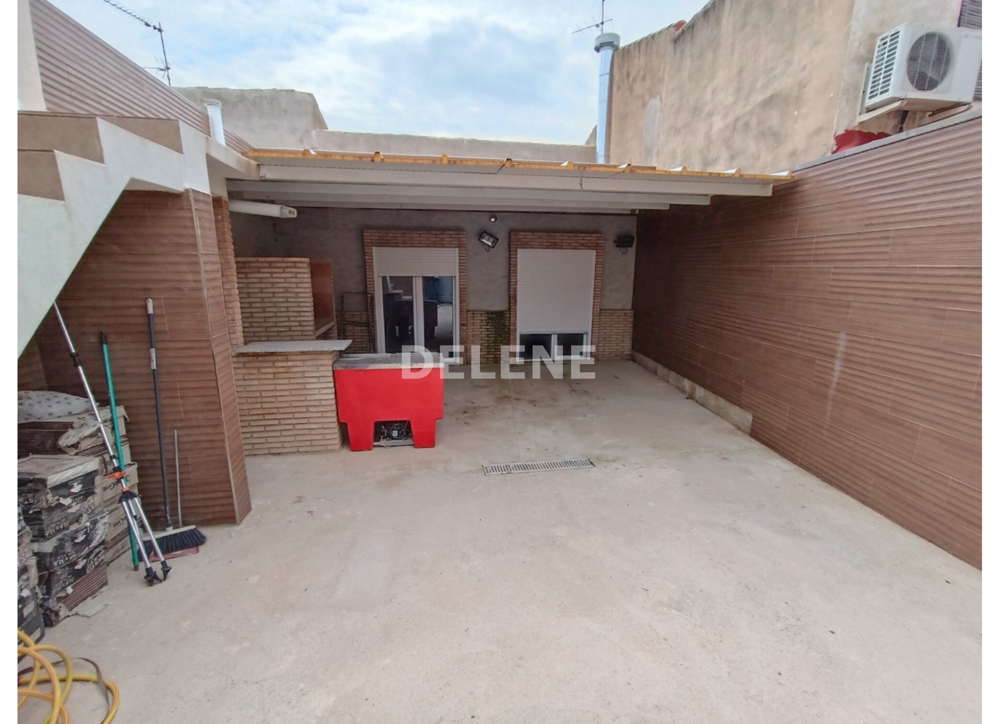 2772 CASA CON PATIO Y TERRAZA EN BARRIO MENDEZ, ISSO