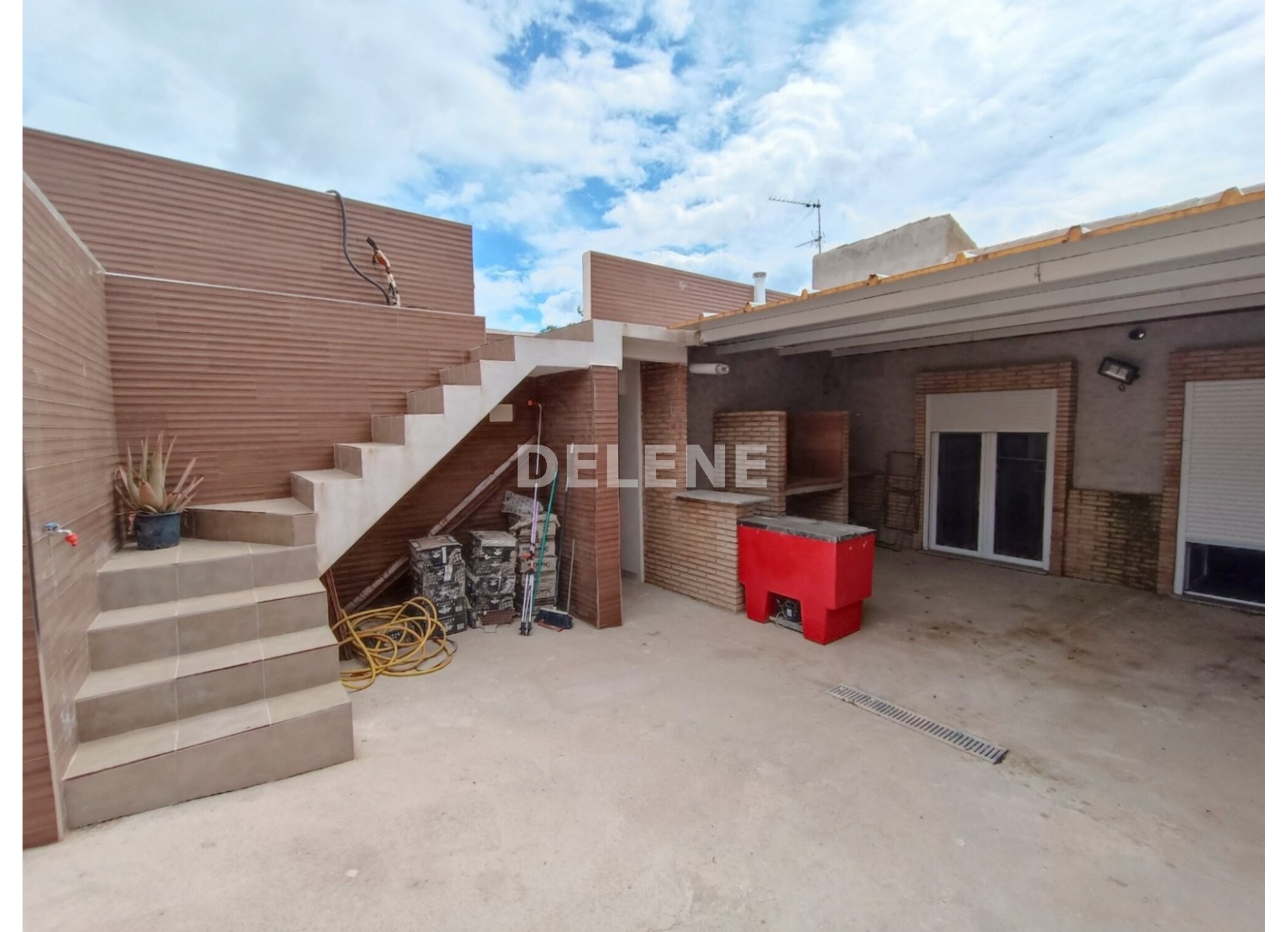 2772 CASA CON PATIO Y TERRAZA EN BARRIO MENDEZ, ISSO
