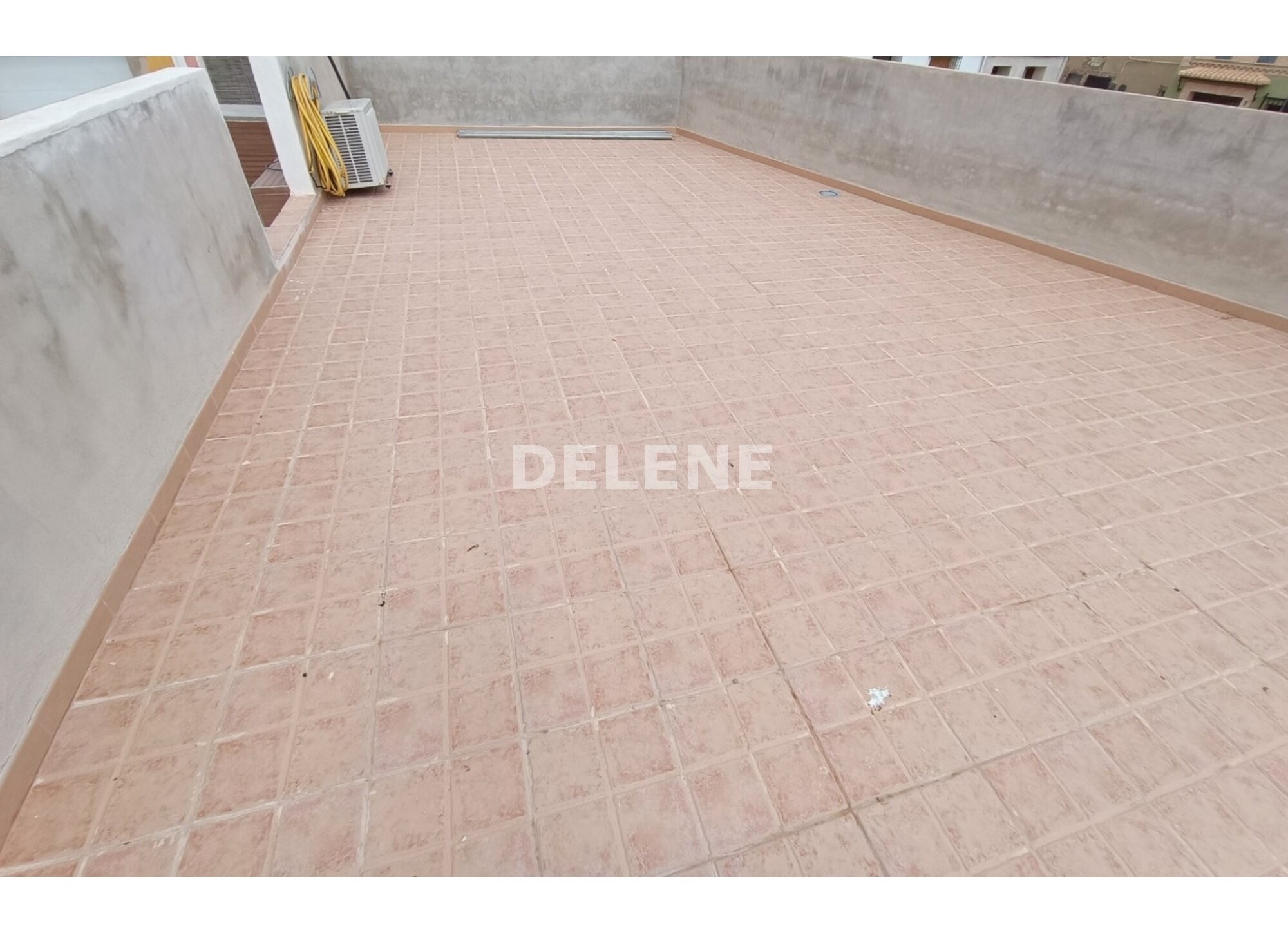 2772 CASA CON PATIO Y TERRAZA EN BARRIO MENDEZ, ISSO