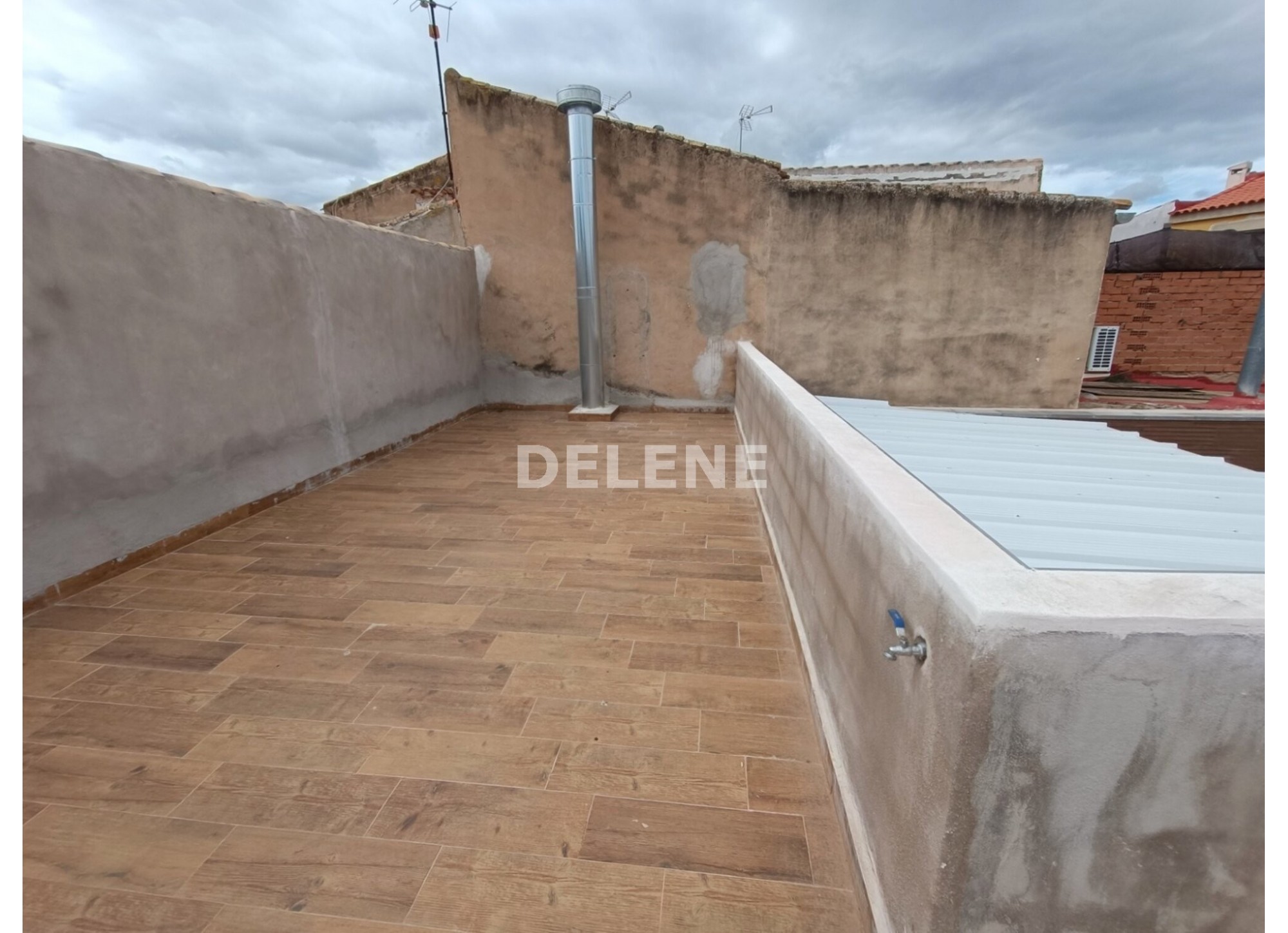 2772 CASA CON PATIO Y TERRAZA EN BARRIO MENDEZ, ISSO