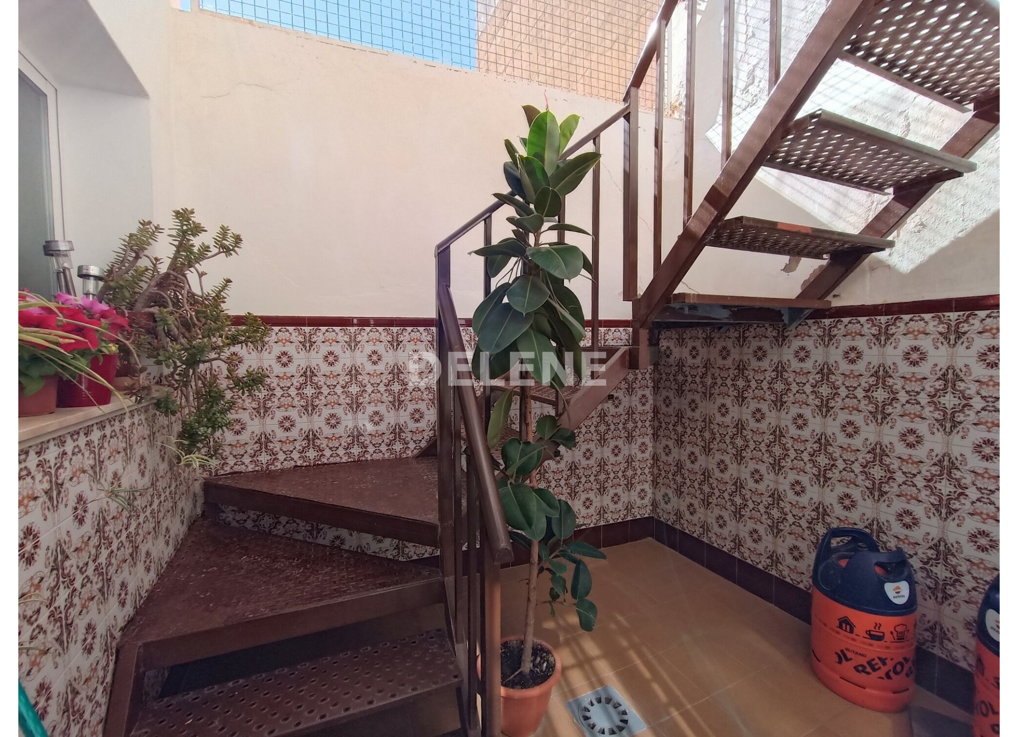 2774 CASA CON PATIO Y TERRAZA PRÓXIMA A CINE VICTORIA