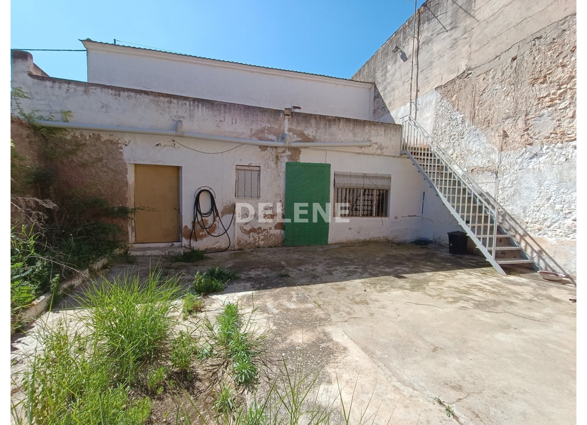 2783 CASA CON PATIO Y GARAJE EN ISSO