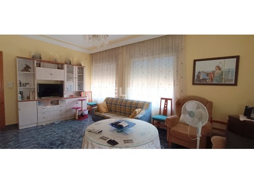2796 CASA CON PATIO Y TERRENO, PRÓXIMA A AVENIDA DE LA CONSTITUCIÓN