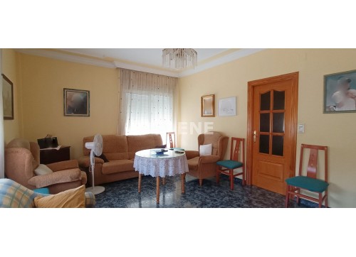 2796 CASA CON PATIO Y TERRENO, PRÓXIMA A AVENIDA DE LA CONSTITUCIÓN
