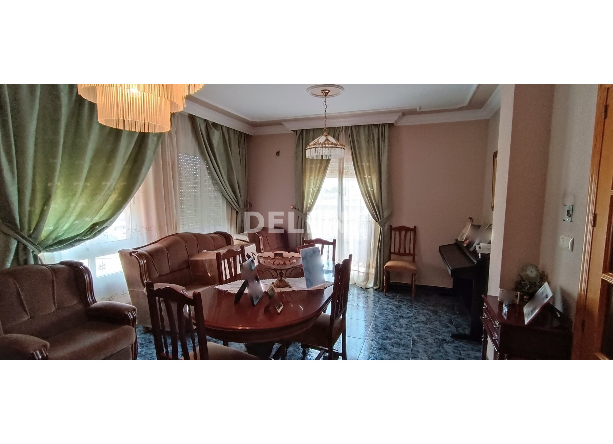 2796 CASA CON PATIO Y TERRENO, PRÓXIMA A AVENIDA DE LA CONSTITUCIÓN