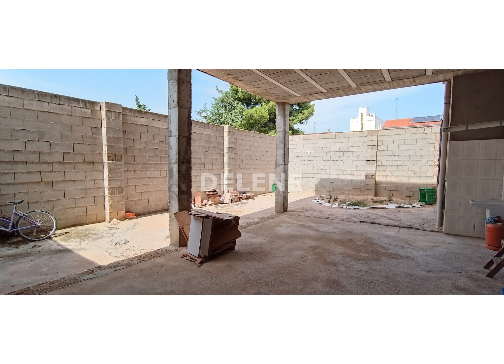 2796 CASA CON PATIO Y TERRENO, PRÓXIMA A AVENIDA DE LA CONSTITUCIÓN