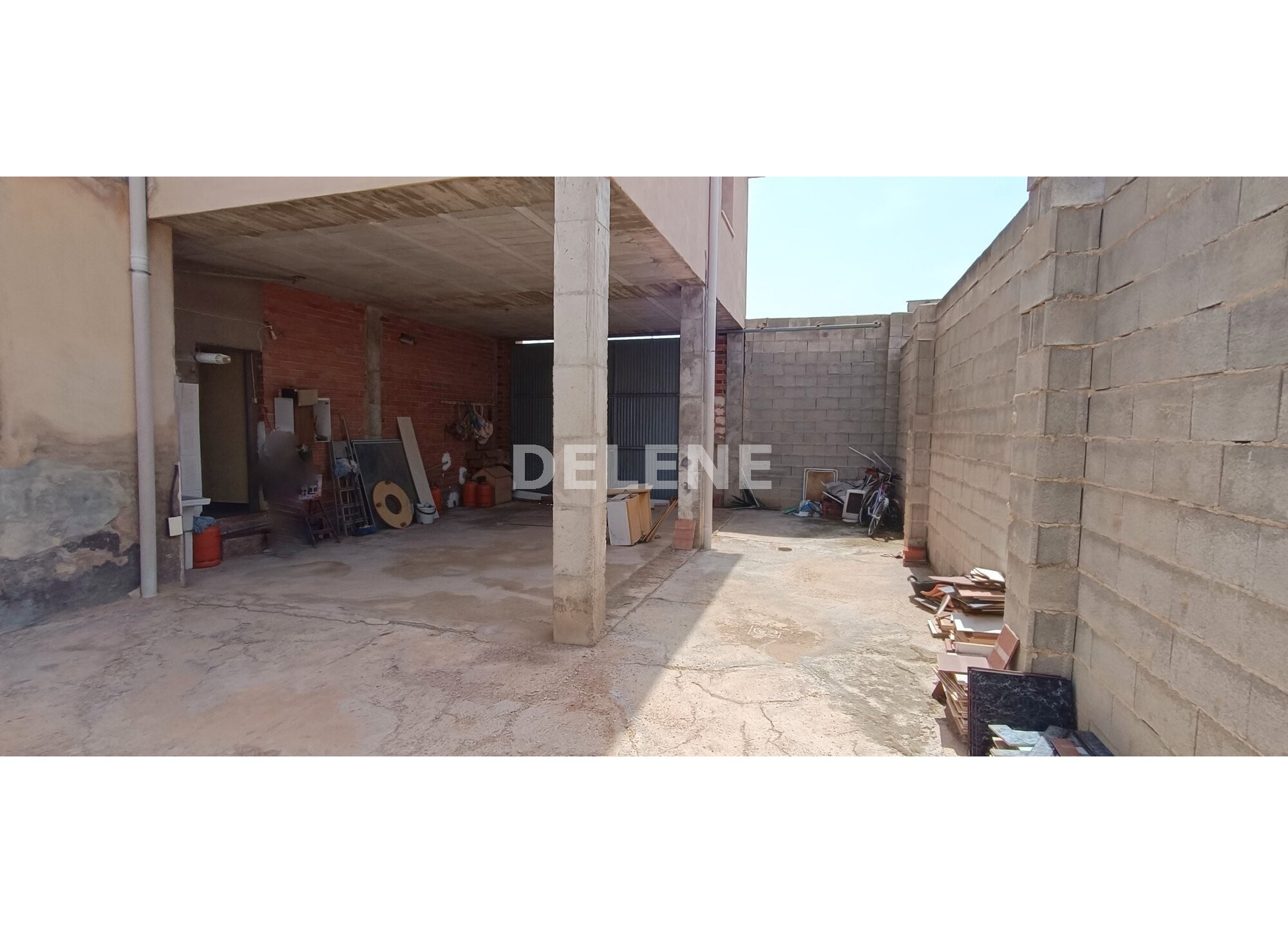 2796 CASA CON PATIO Y TERRENO, PRÓXIMA A AVENIDA DE LA CONSTITUCIÓN