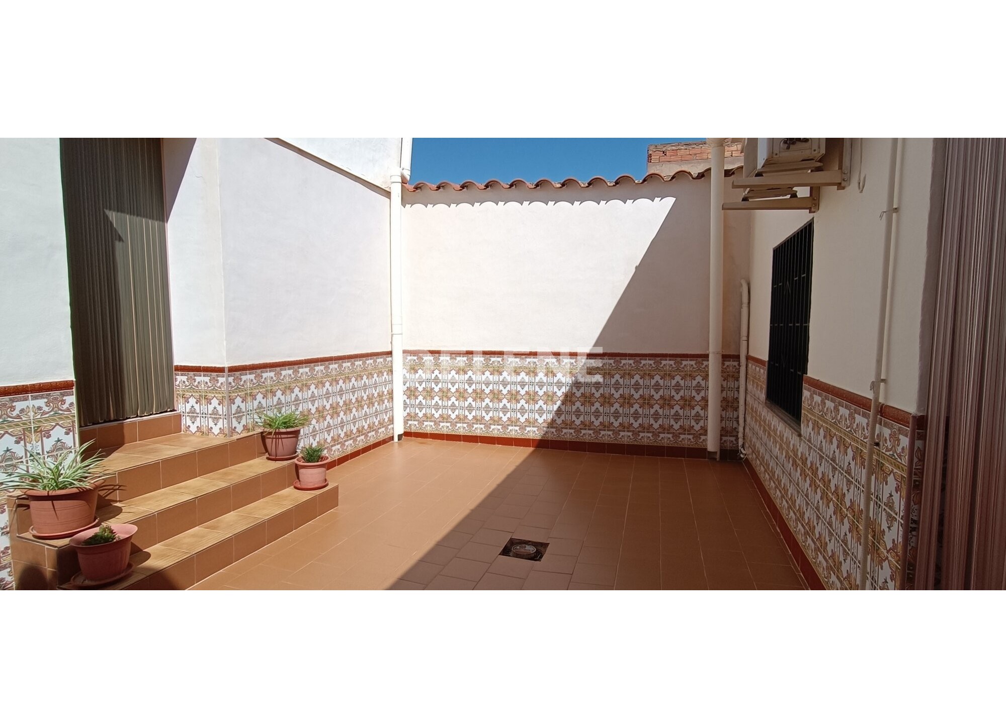 2801 CASA CON PATIO Y GARAJE EN TOBARRA
