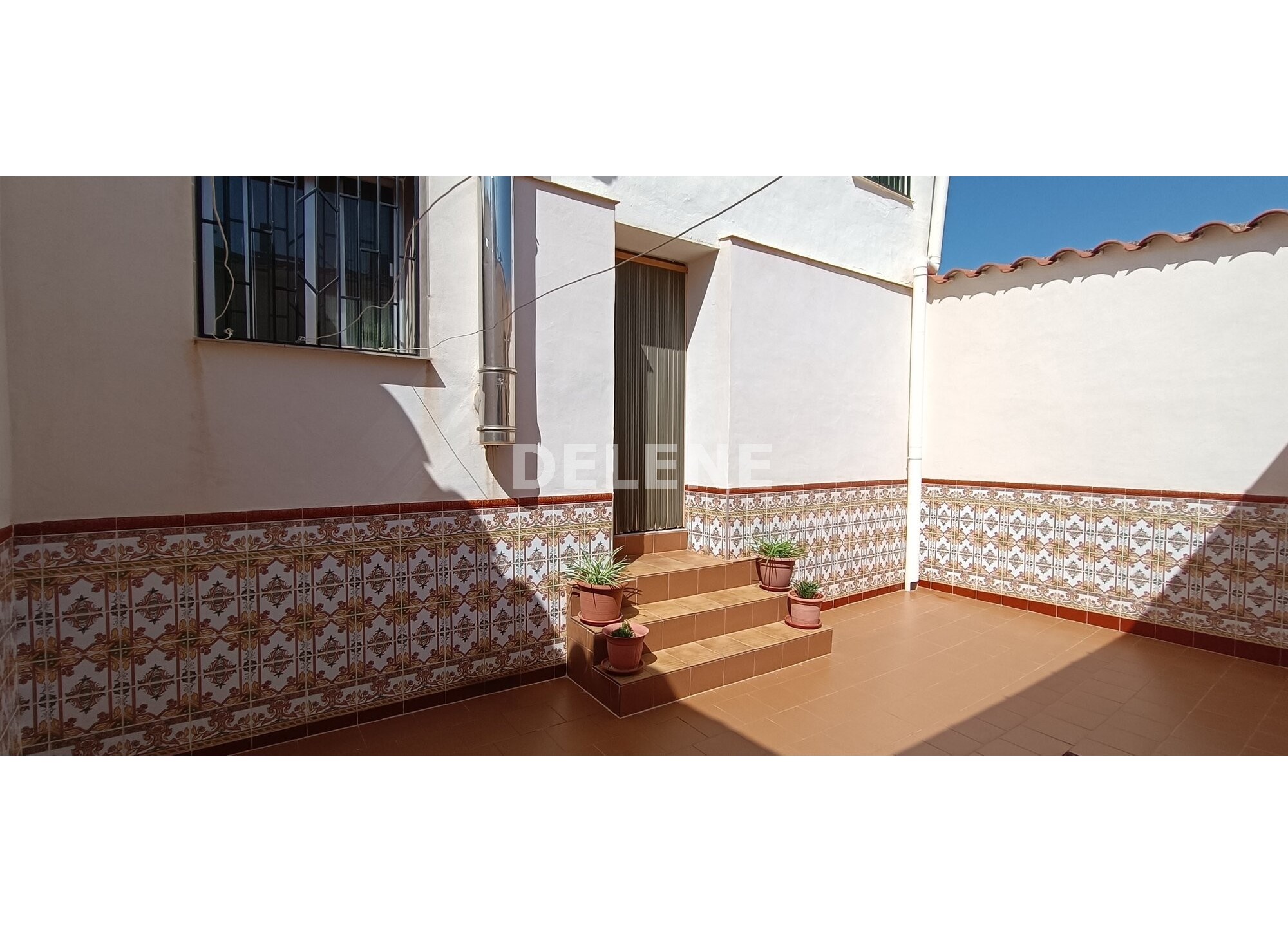 2801 CASA CON PATIO Y GARAJE EN TOBARRA