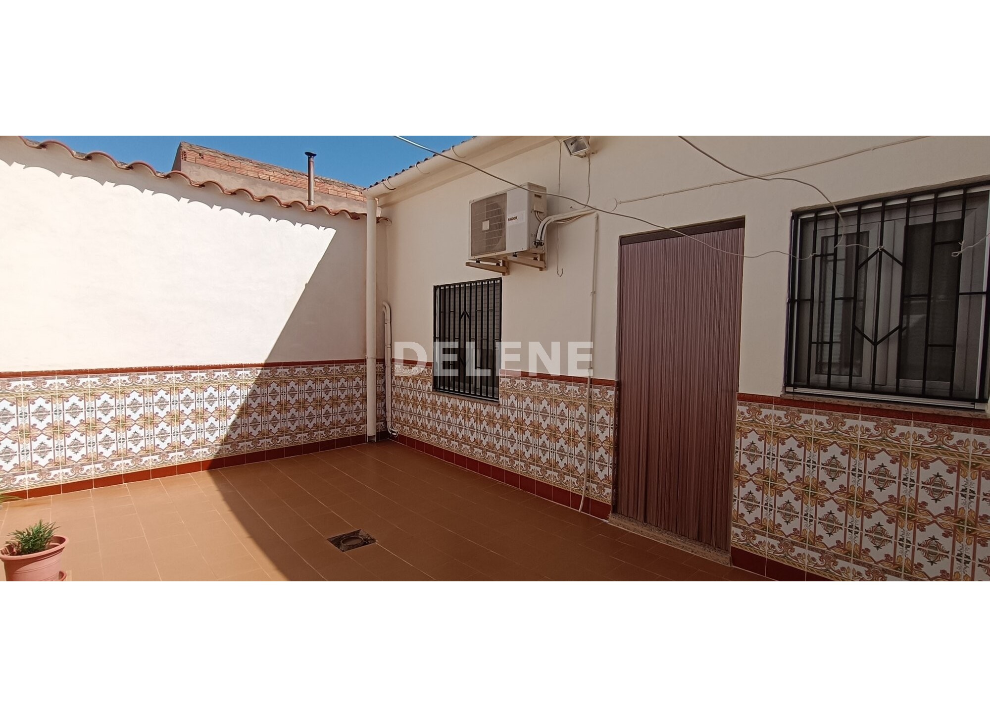2801 CASA CON PATIO Y GARAJE EN TOBARRA