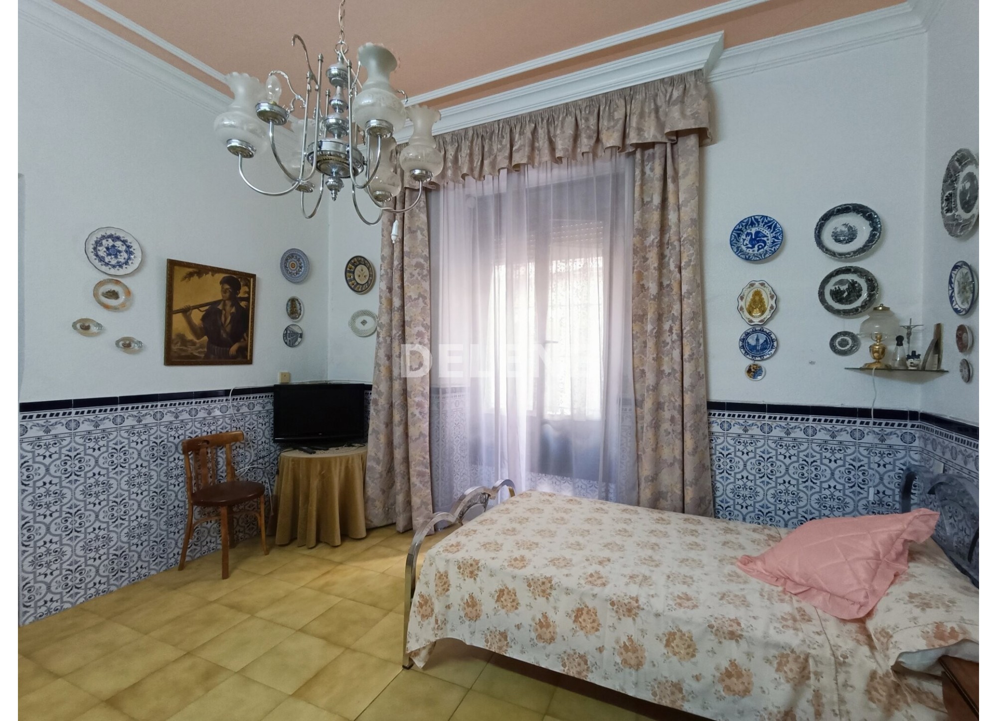 2816 CASA CON PATIO PRÓXIMA A JARDIN DEL TAMBORILERO