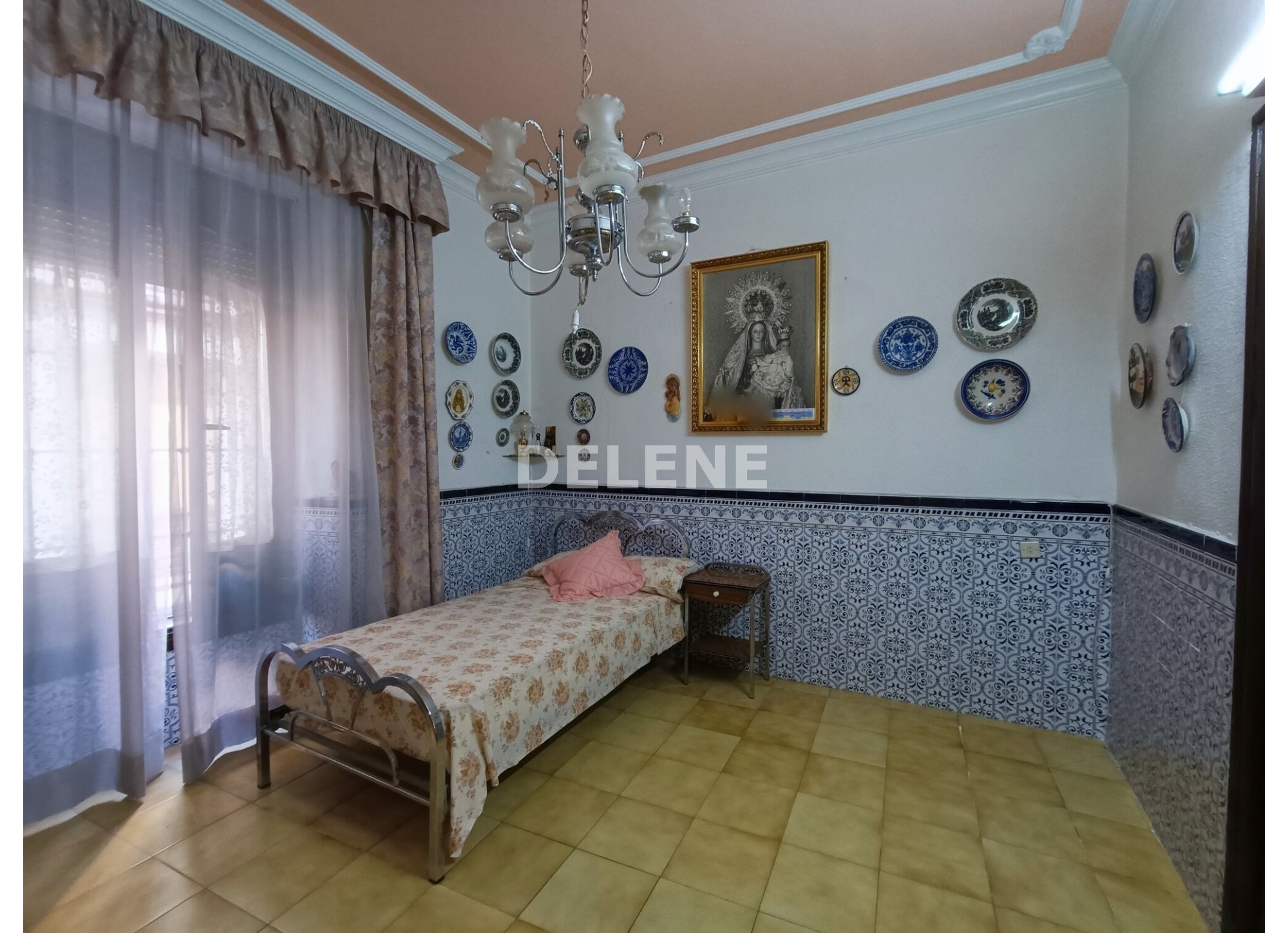 2816 CASA CON PATIO PRÓXIMA A JARDIN DEL TAMBORILERO
