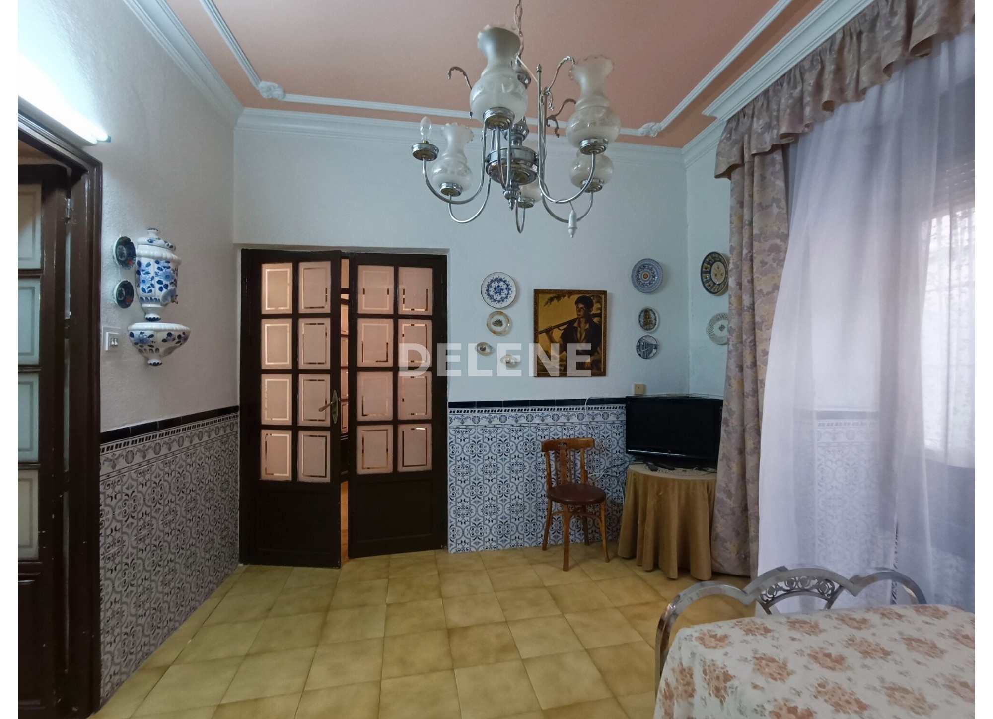 2816 CASA CON PATIO PRÓXIMA A JARDIN DEL TAMBORILERO