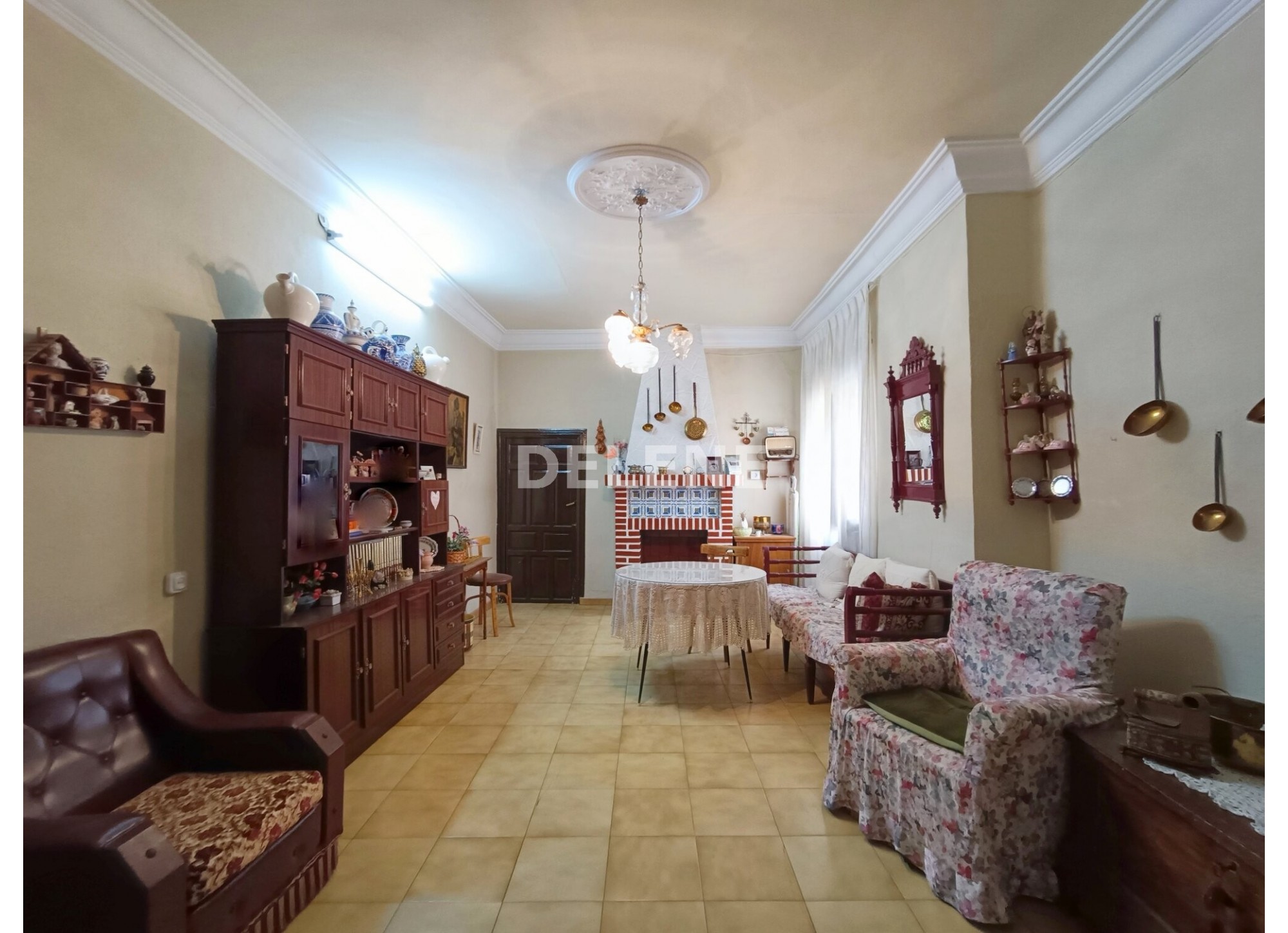 2816 CASA CON PATIO PRÓXIMA A JARDIN DEL TAMBORILERO