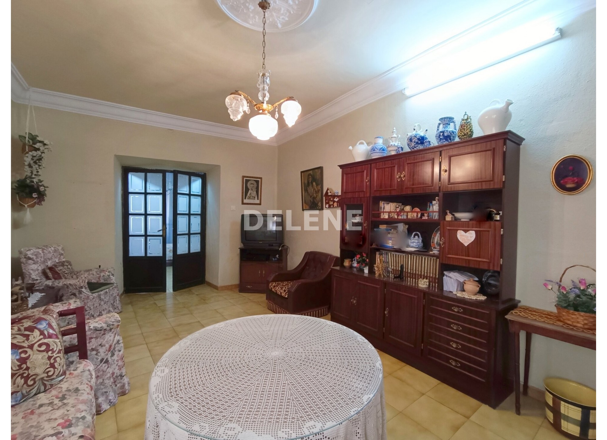 2816 CASA CON PATIO PRÓXIMA A JARDIN DEL TAMBORILERO