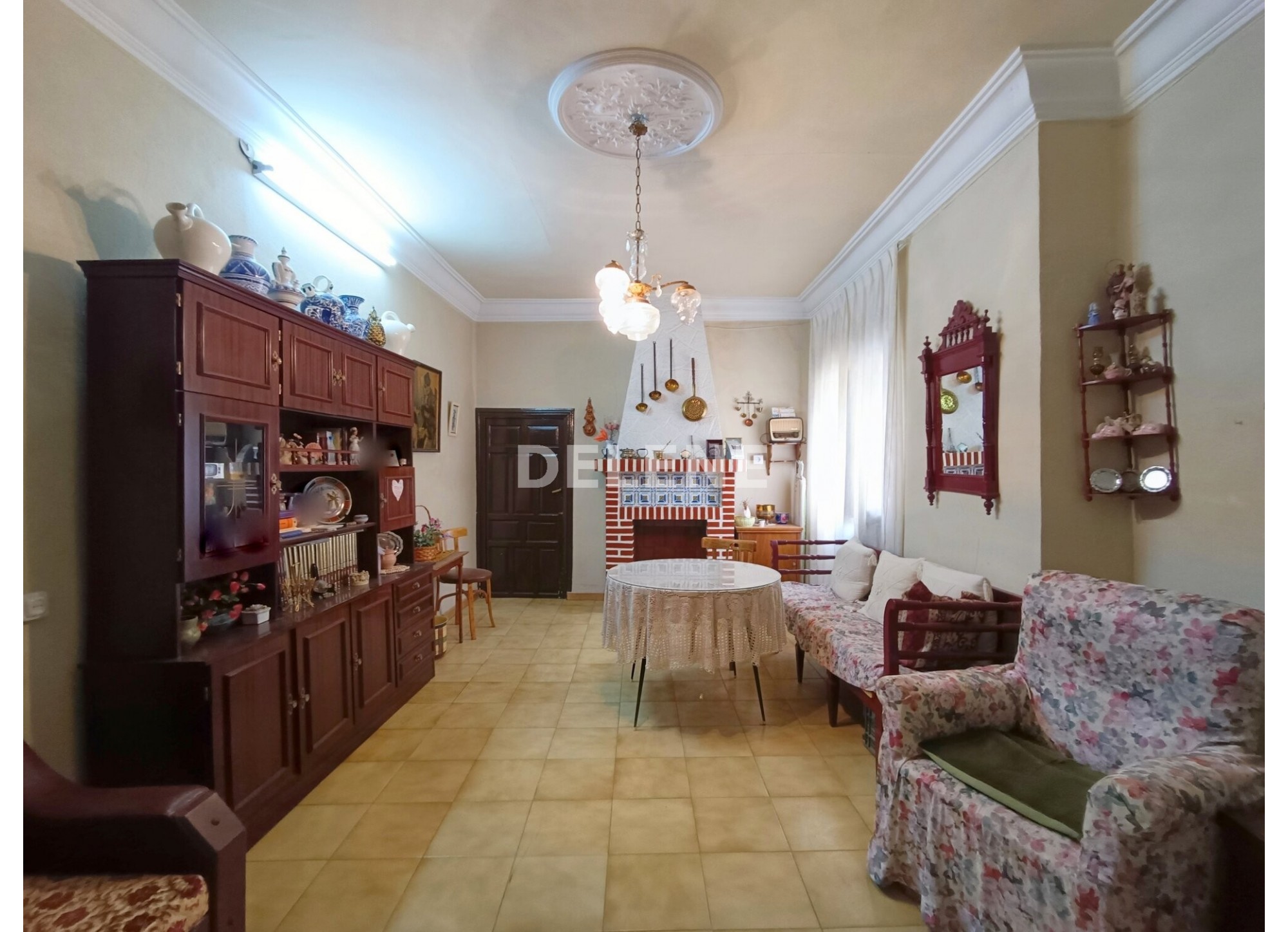 2816 CASA CON PATIO PRÓXIMA A JARDIN DEL TAMBORILERO