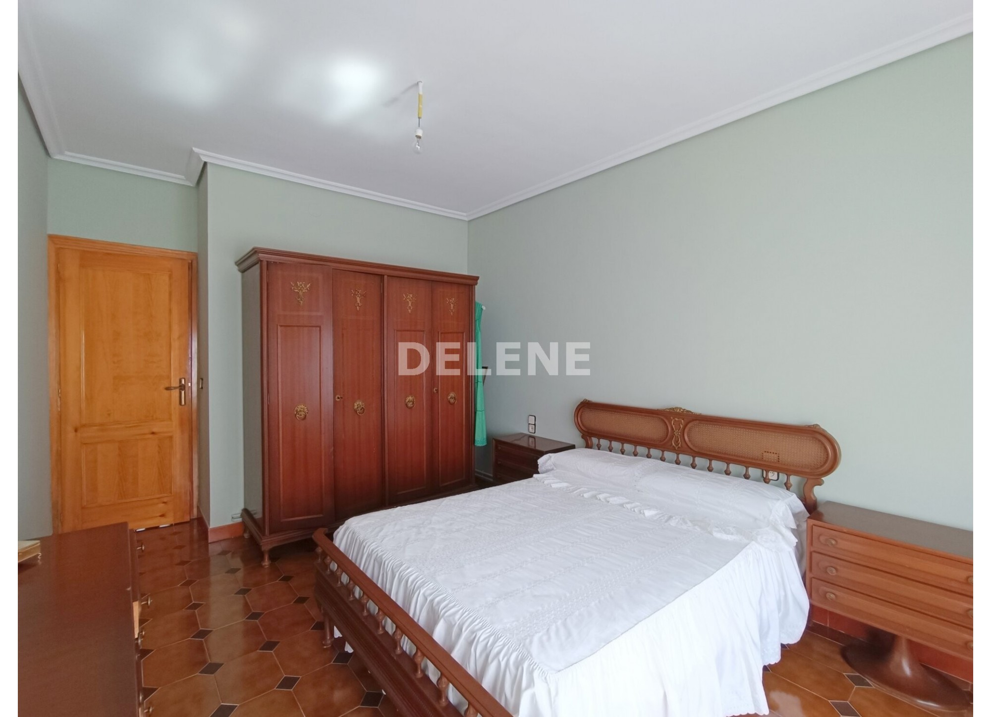 2818 PISO DE 140M2 CON TERRAZA, COLEGIO ENTRE CULTURAS