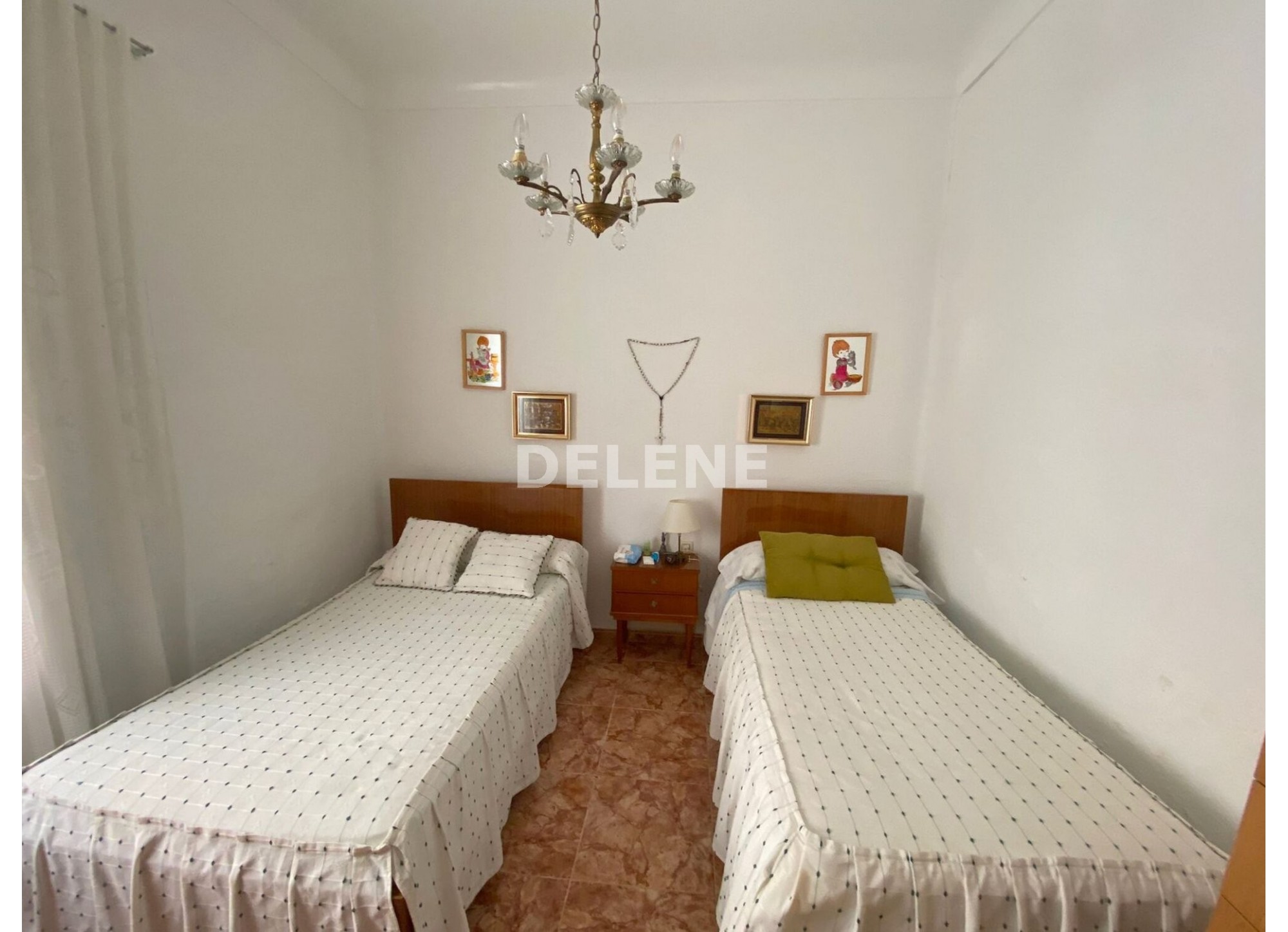 2831 CASA CON PATIO PRÓXIMA A COLEGIO ISABEL LA CATÓLICA