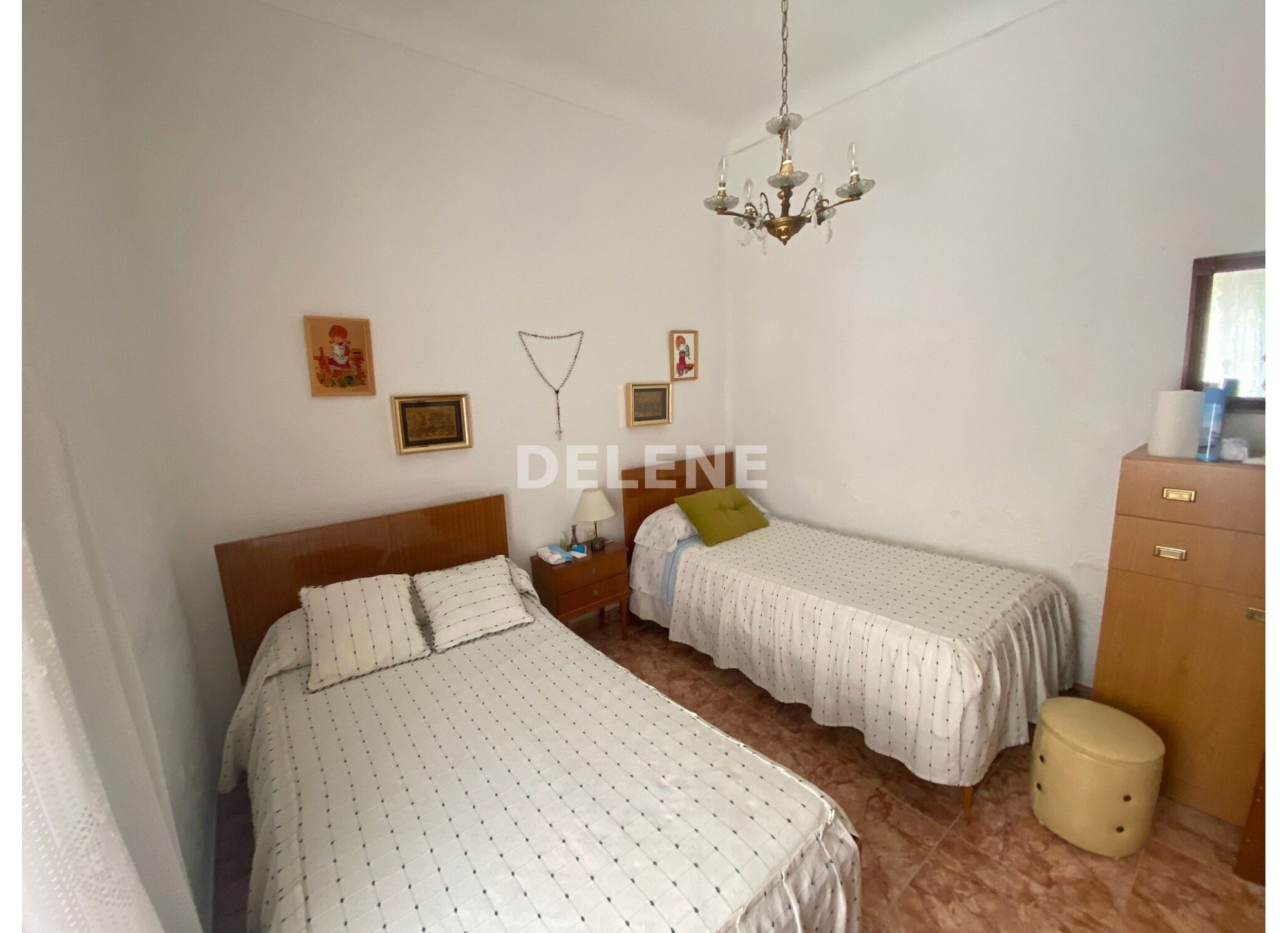 2831 CASA CON PATIO PRÓXIMA A COLEGIO ISABEL LA CATÓLICA