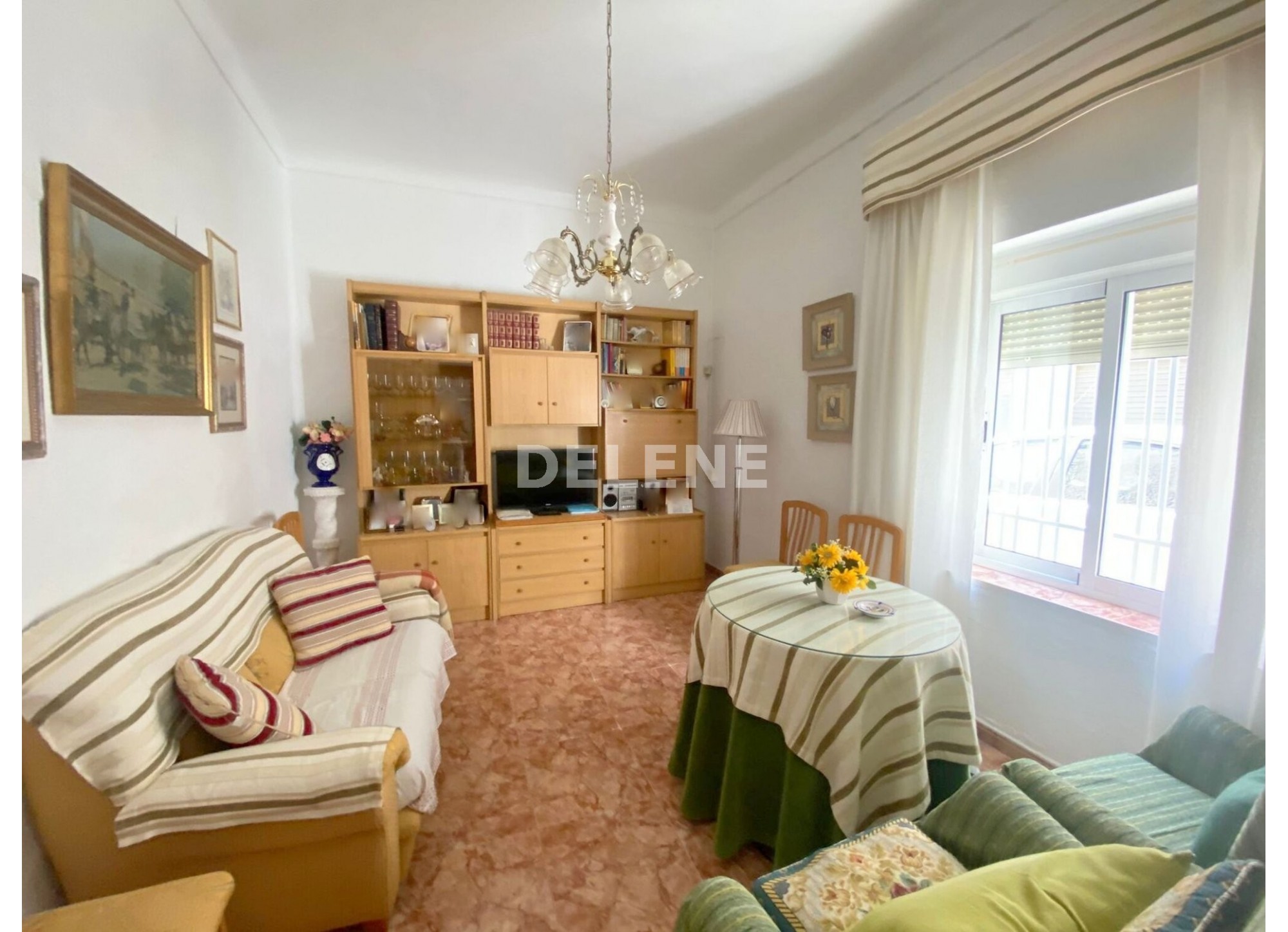 2831 CASA CON PATIO PRÓXIMA A COLEGIO ISABEL LA CATÓLICA