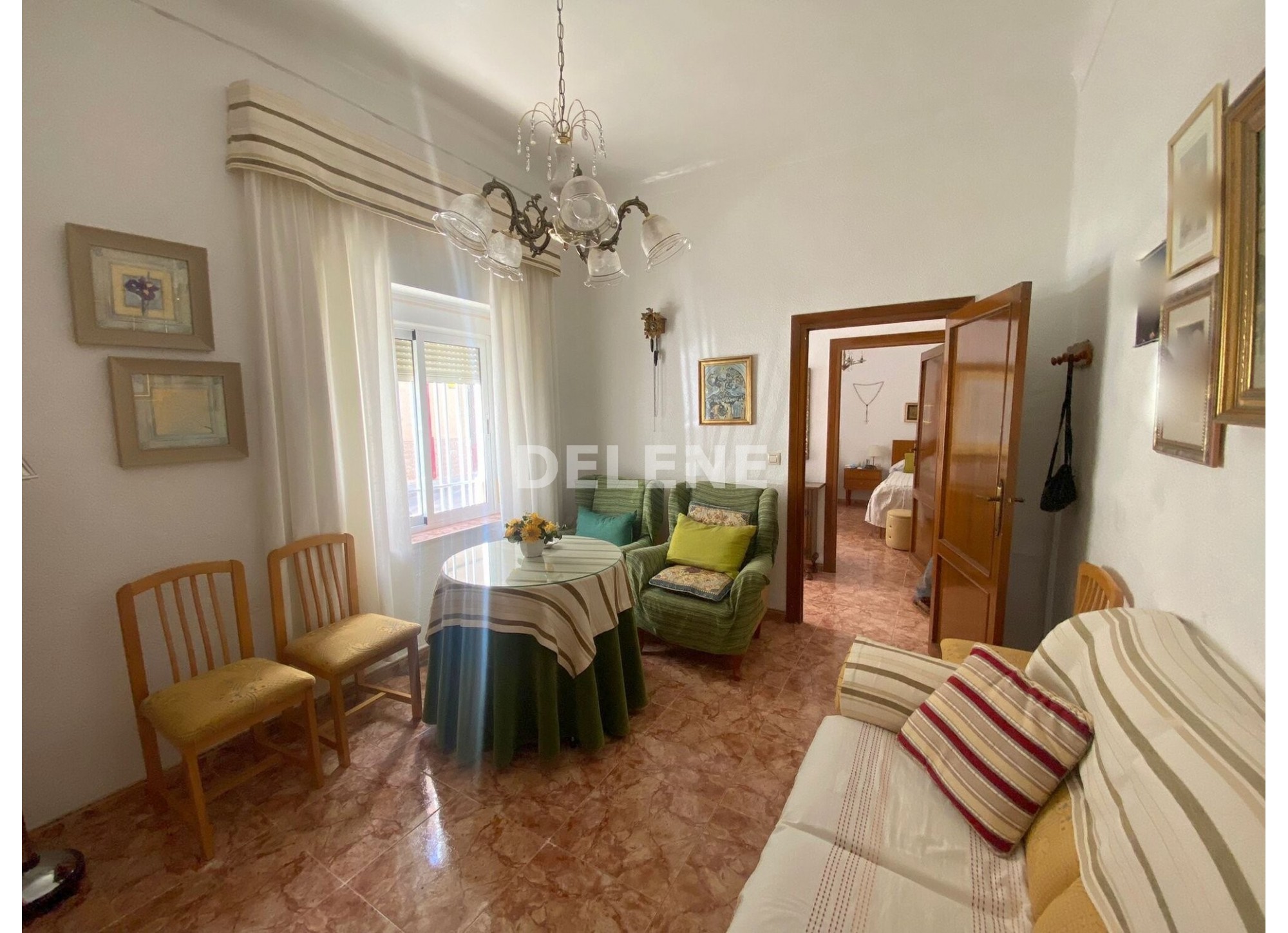 2831 CASA CON PATIO PRÓXIMA A COLEGIO ISABEL LA CATÓLICA