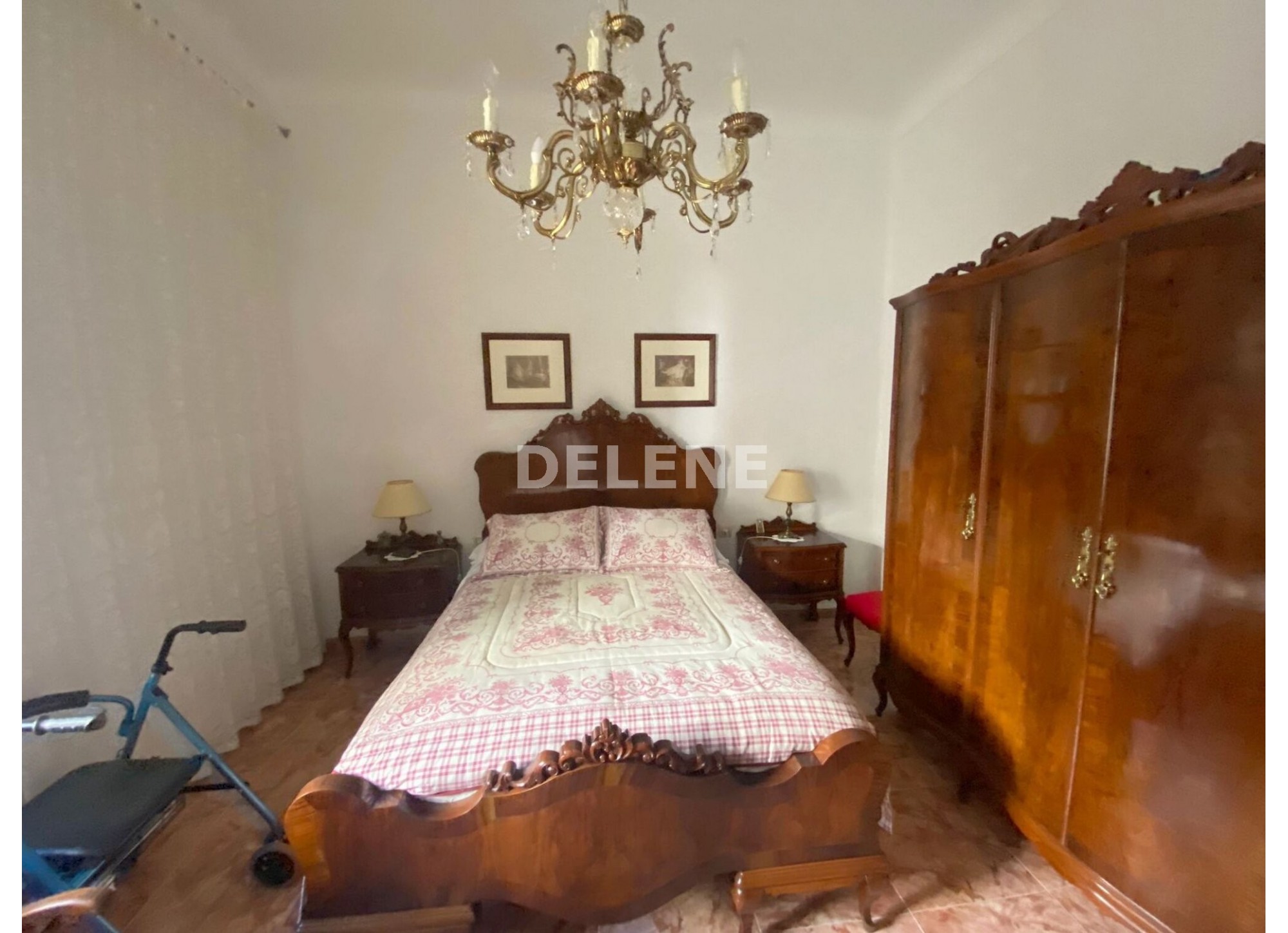 2831 CASA CON PATIO PRÓXIMA A COLEGIO ISABEL LA CATÓLICA