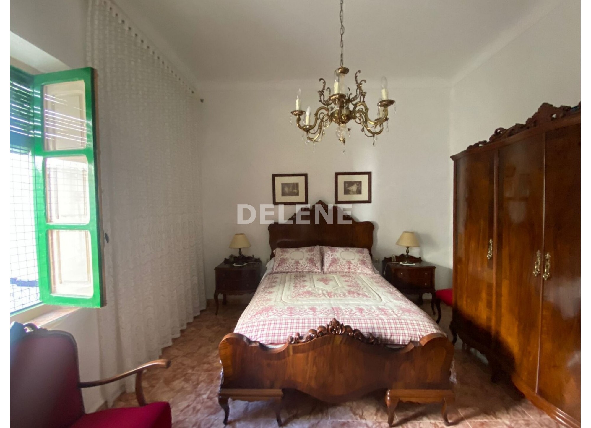2831 CASA CON PATIO PRÓXIMA A COLEGIO ISABEL LA CATÓLICA