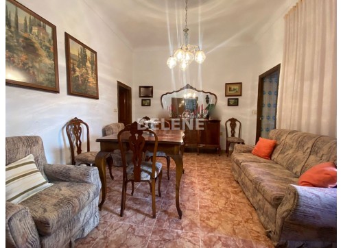 2831 CASA CON PATIO PRÓXIMA A COLEGIO ISABEL LA CATÓLICA