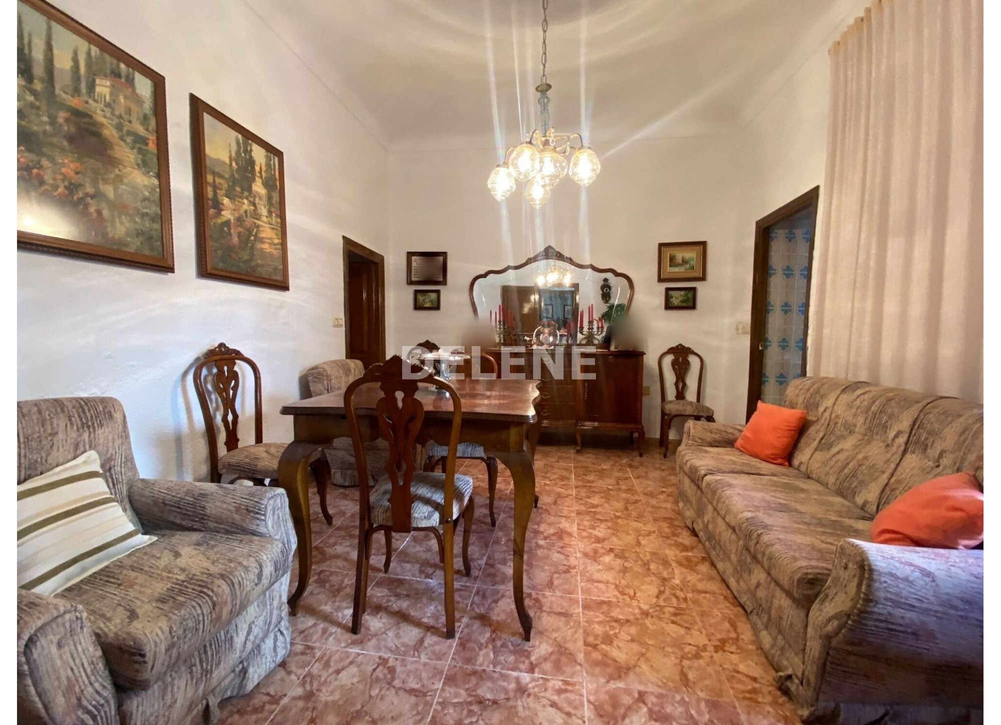 2831 CASA CON PATIO PRÓXIMA A COLEGIO ISABEL LA CATÓLICA