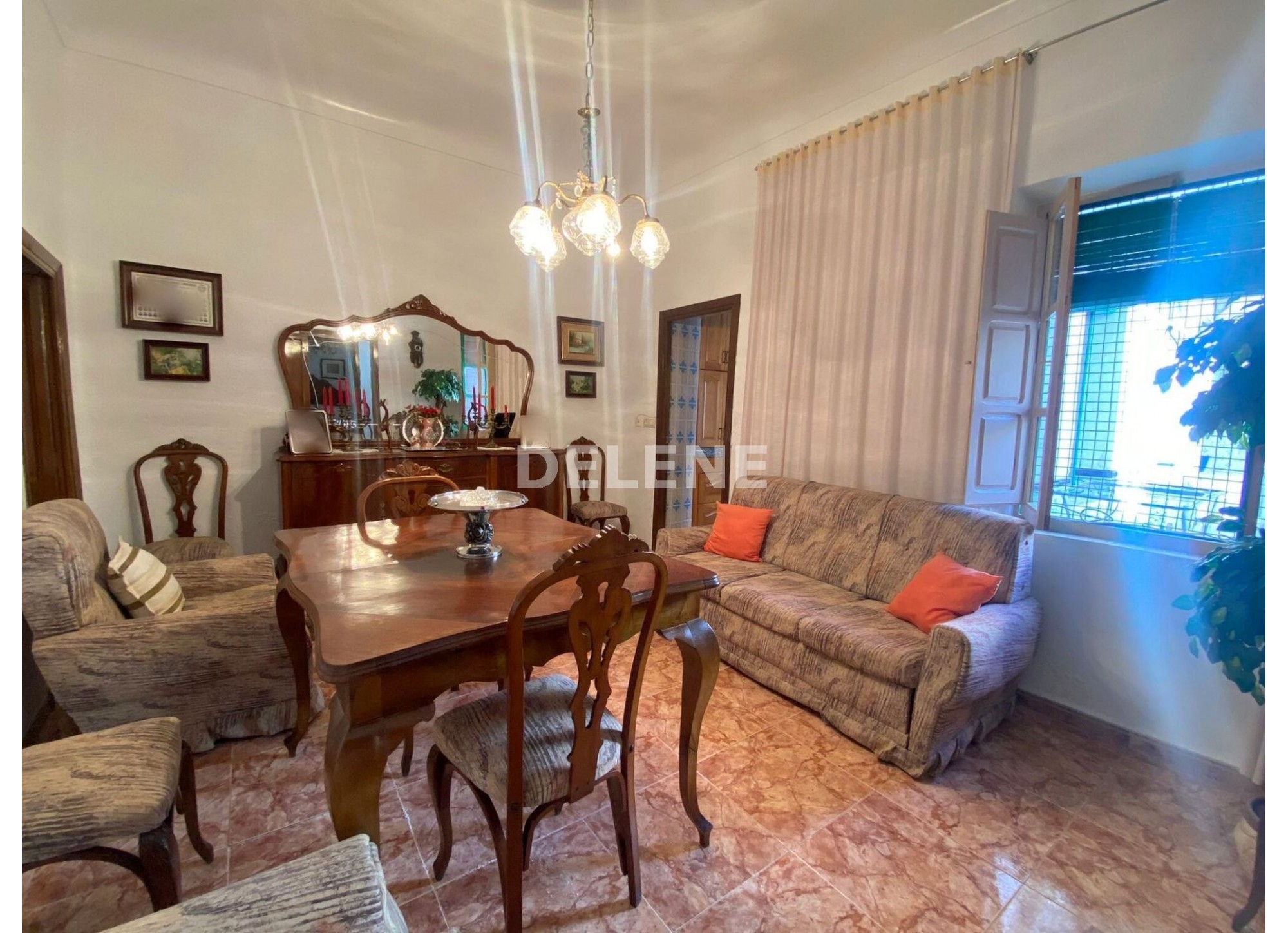 2831 CASA CON PATIO PRÓXIMA A COLEGIO ISABEL LA CATÓLICA