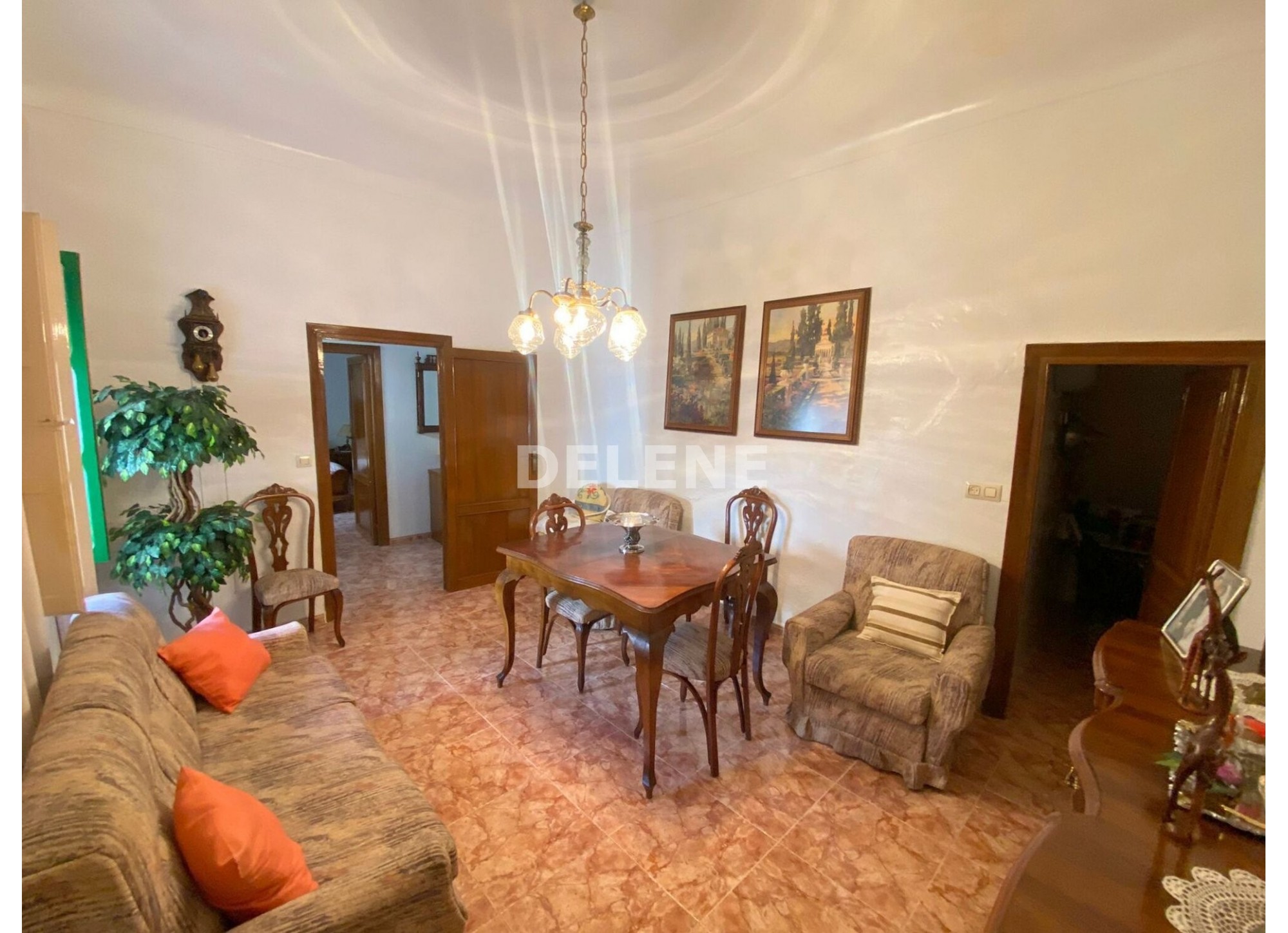 2831 CASA CON PATIO PRÓXIMA A COLEGIO ISABEL LA CATÓLICA