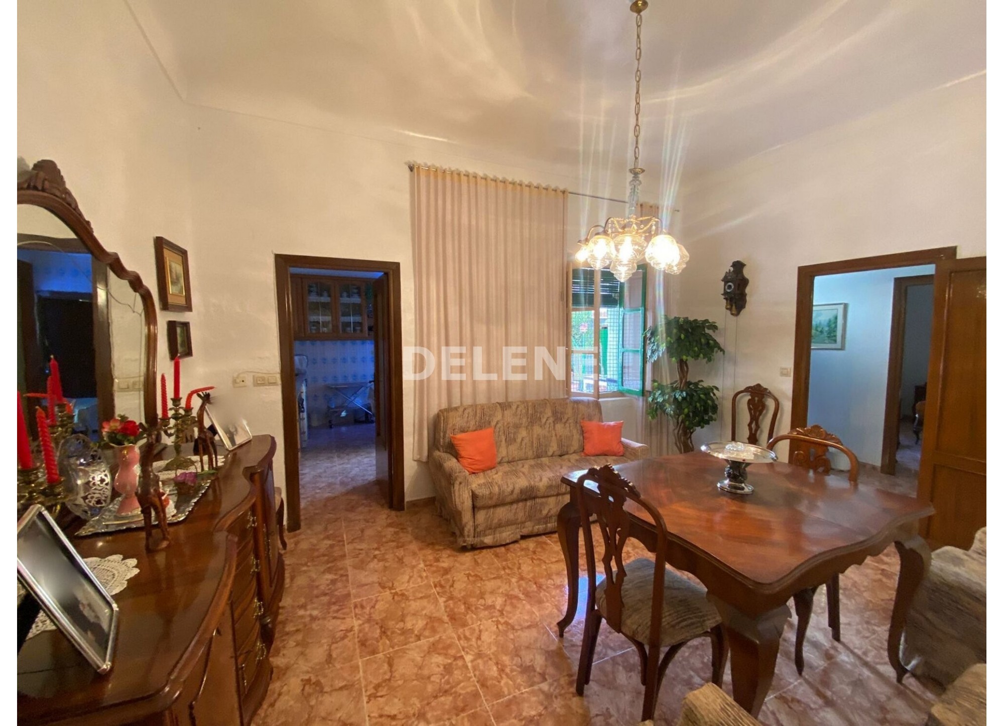 2831 CASA CON PATIO PRÓXIMA A COLEGIO ISABEL LA CATÓLICA