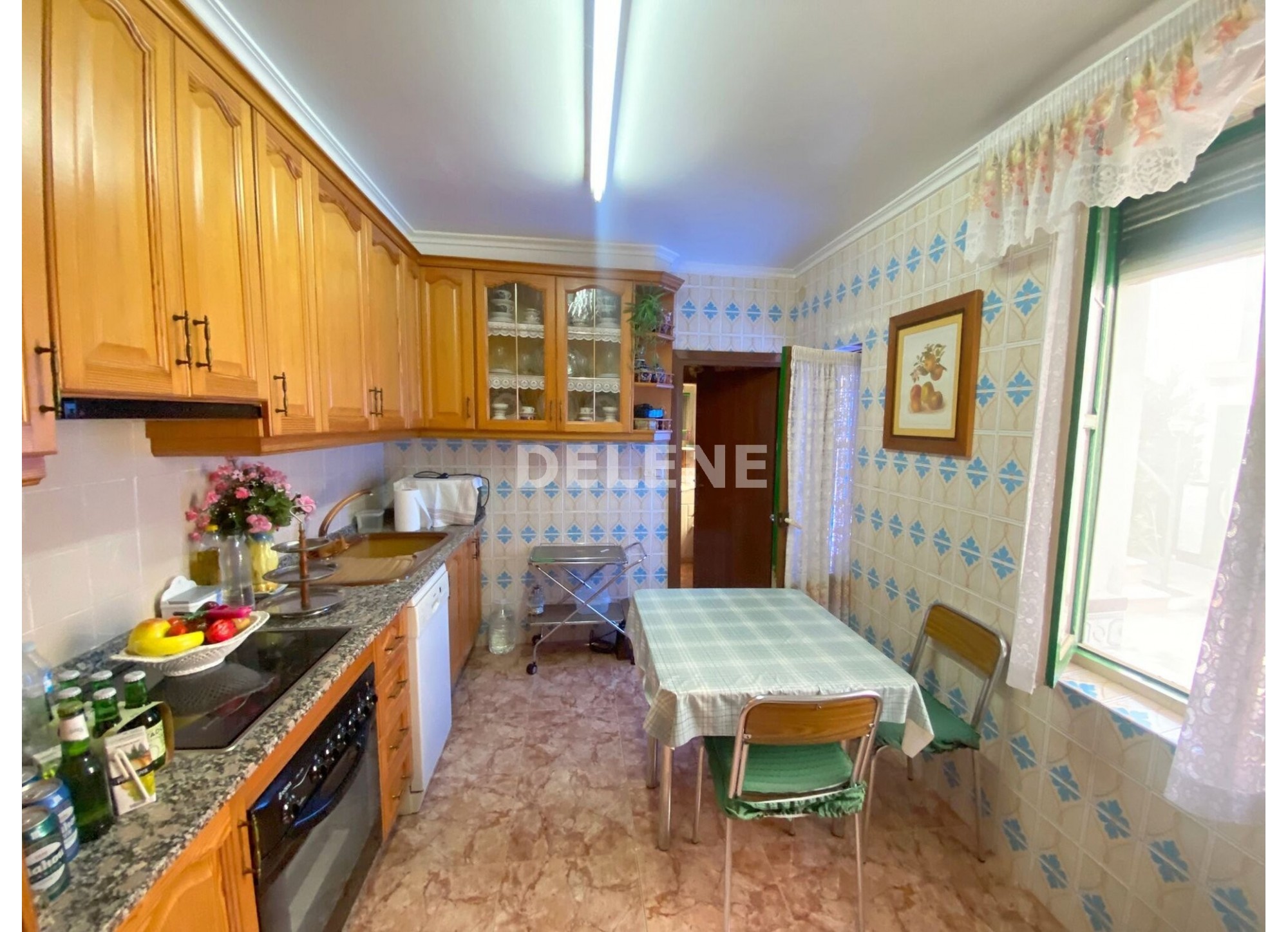 2831 CASA CON PATIO PRÓXIMA A COLEGIO ISABEL LA CATÓLICA