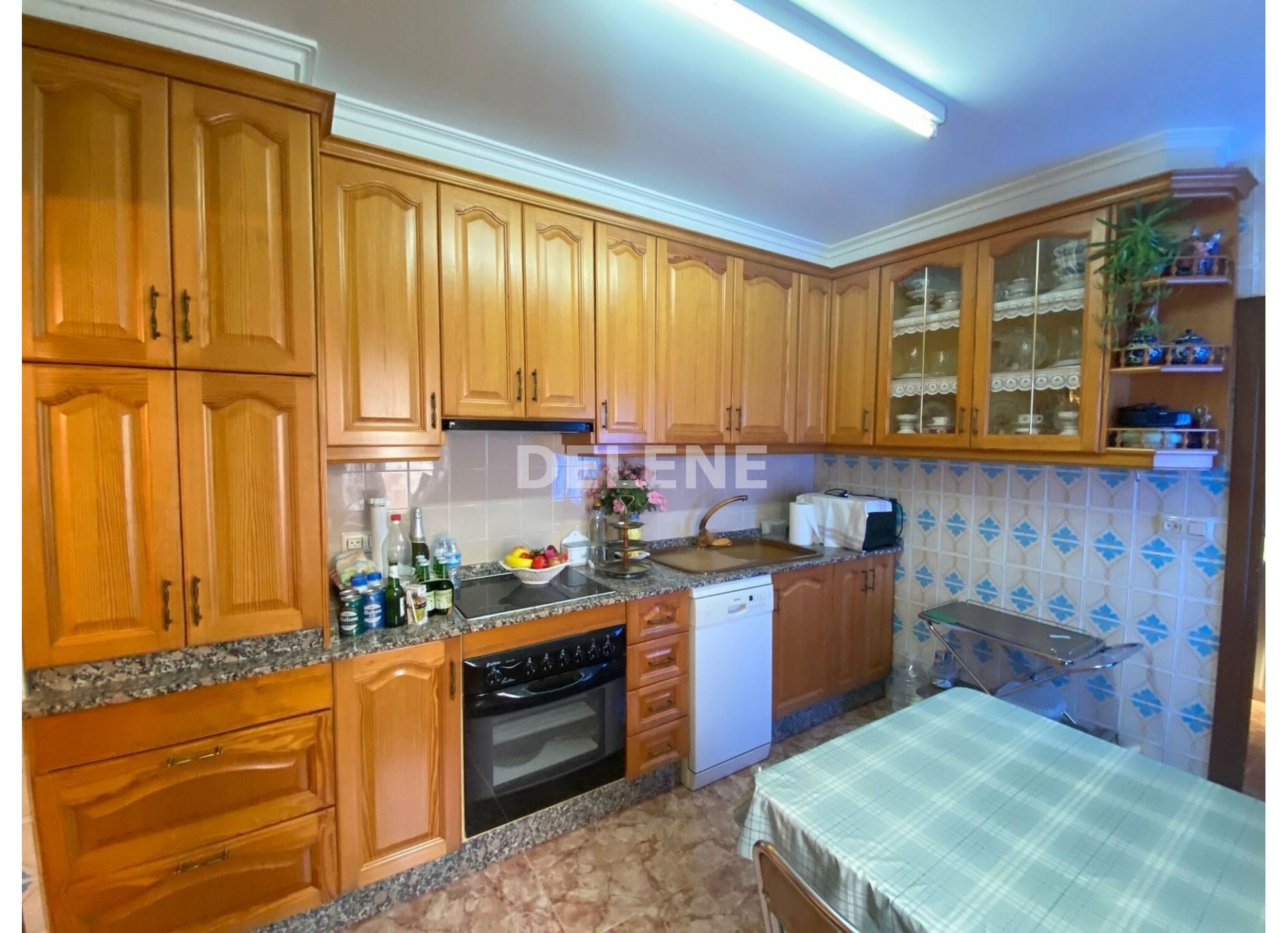 2831 CASA CON PATIO PRÓXIMA A COLEGIO ISABEL LA CATÓLICA